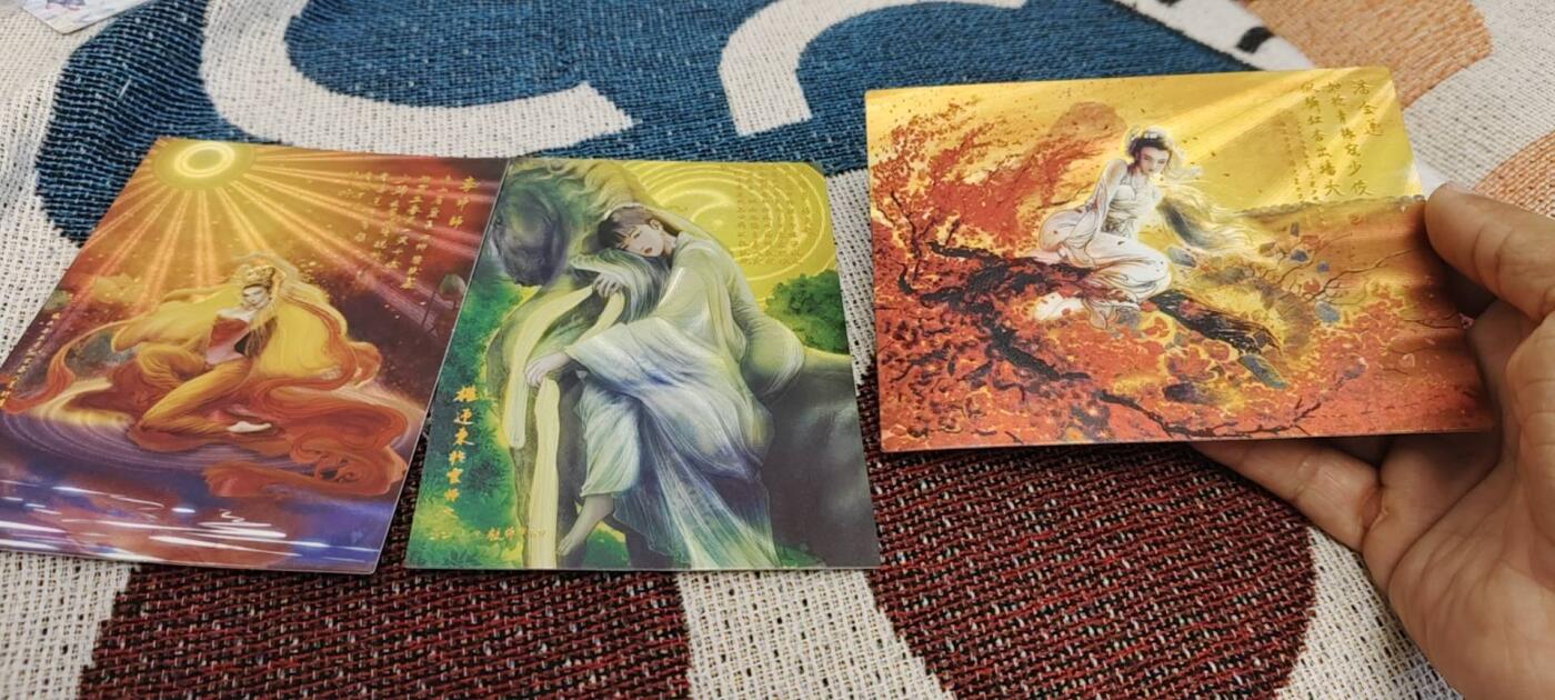 秋原瞳的小店第十六期（火辣辣的夏天，卡游最火哪吒和昆仑万象最火项目激情碰撞） q昆仑万象卡德曼经典a8t粗闪卡3张，实物很好看