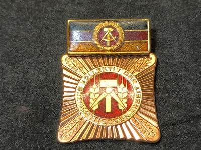 荷兰第123期勋赏拍卖 - 民主德国集体劳动荣誉奖章 中期版美品