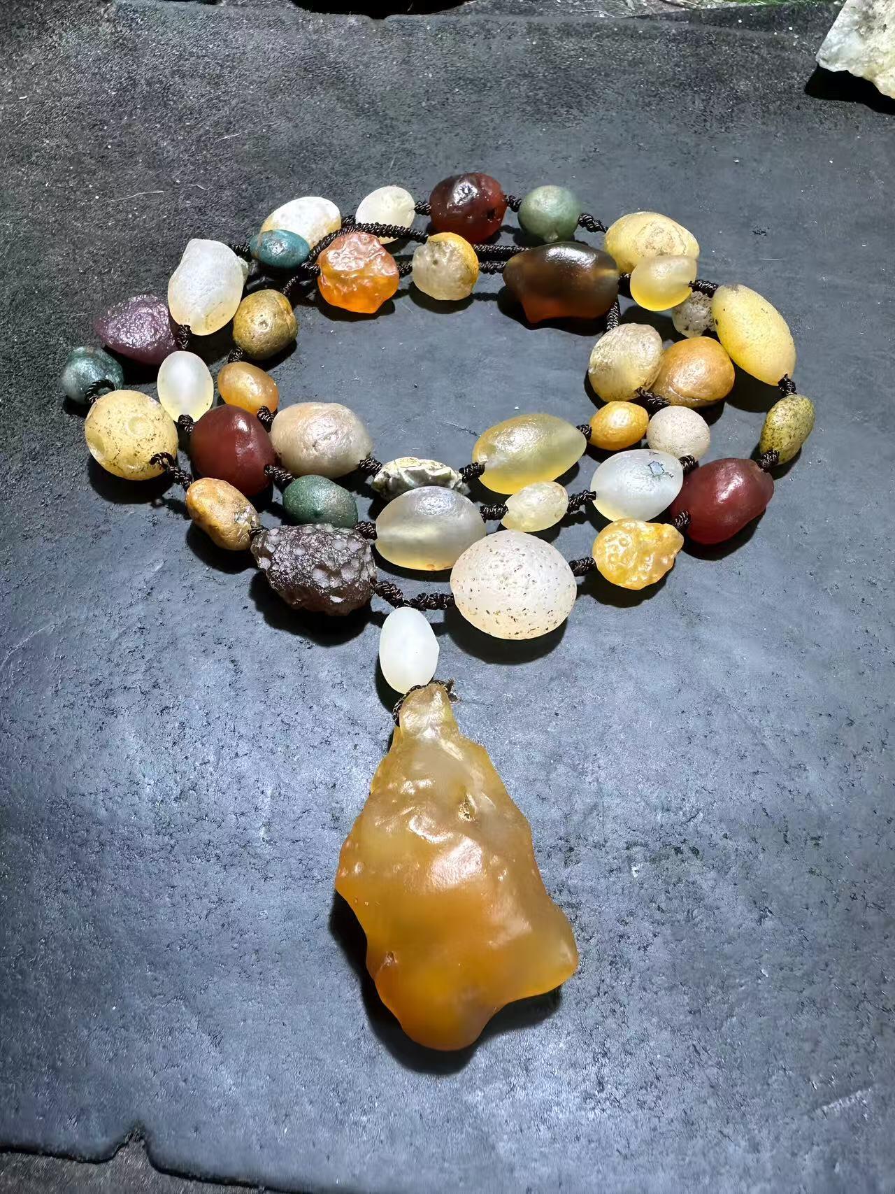 精美天然阿拉善彩珠玛瑙项链一条，，