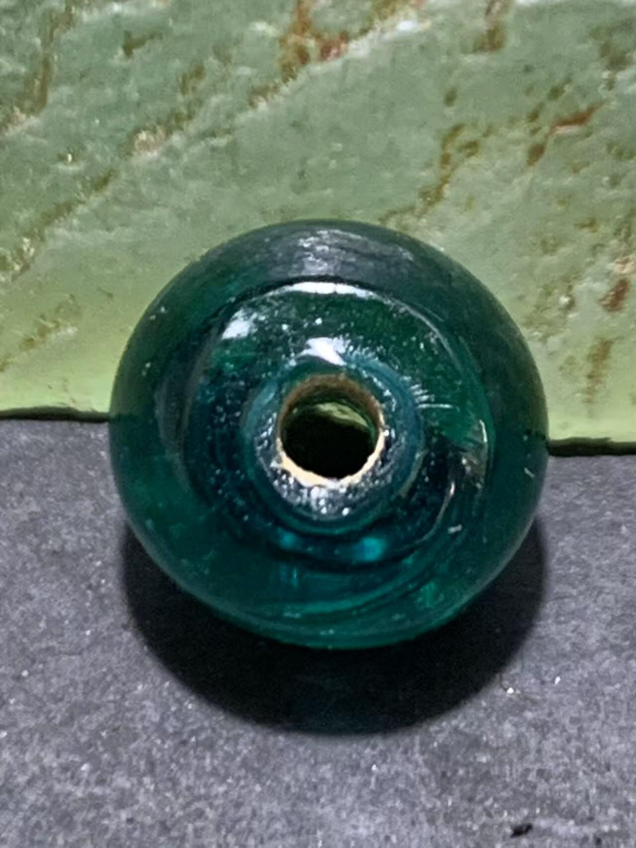建国前后库存冰透窑变湖蓝色琉璃苹果珠一颗，