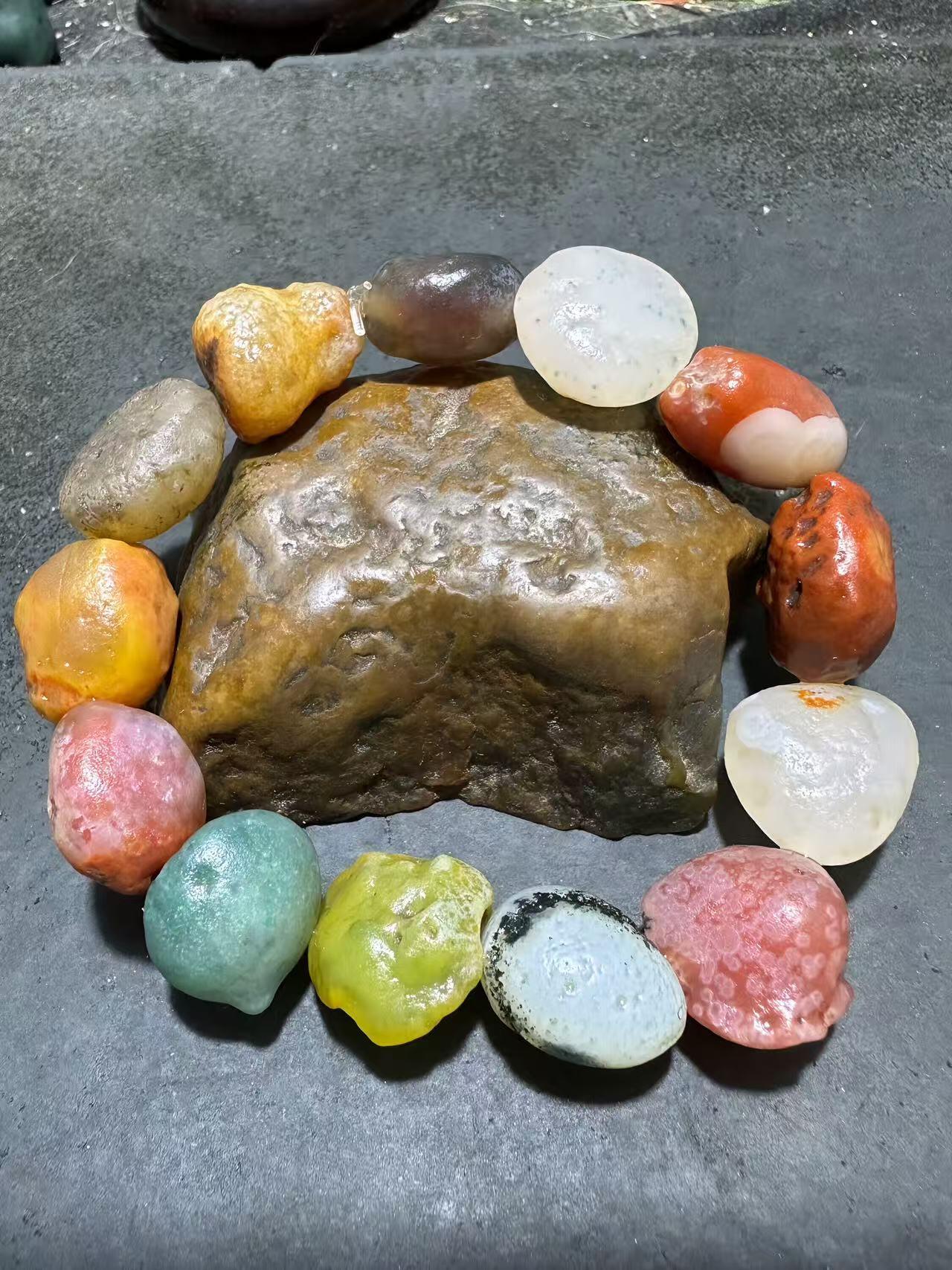 精美阿拉善彩珠玛瑙原石手串一条，