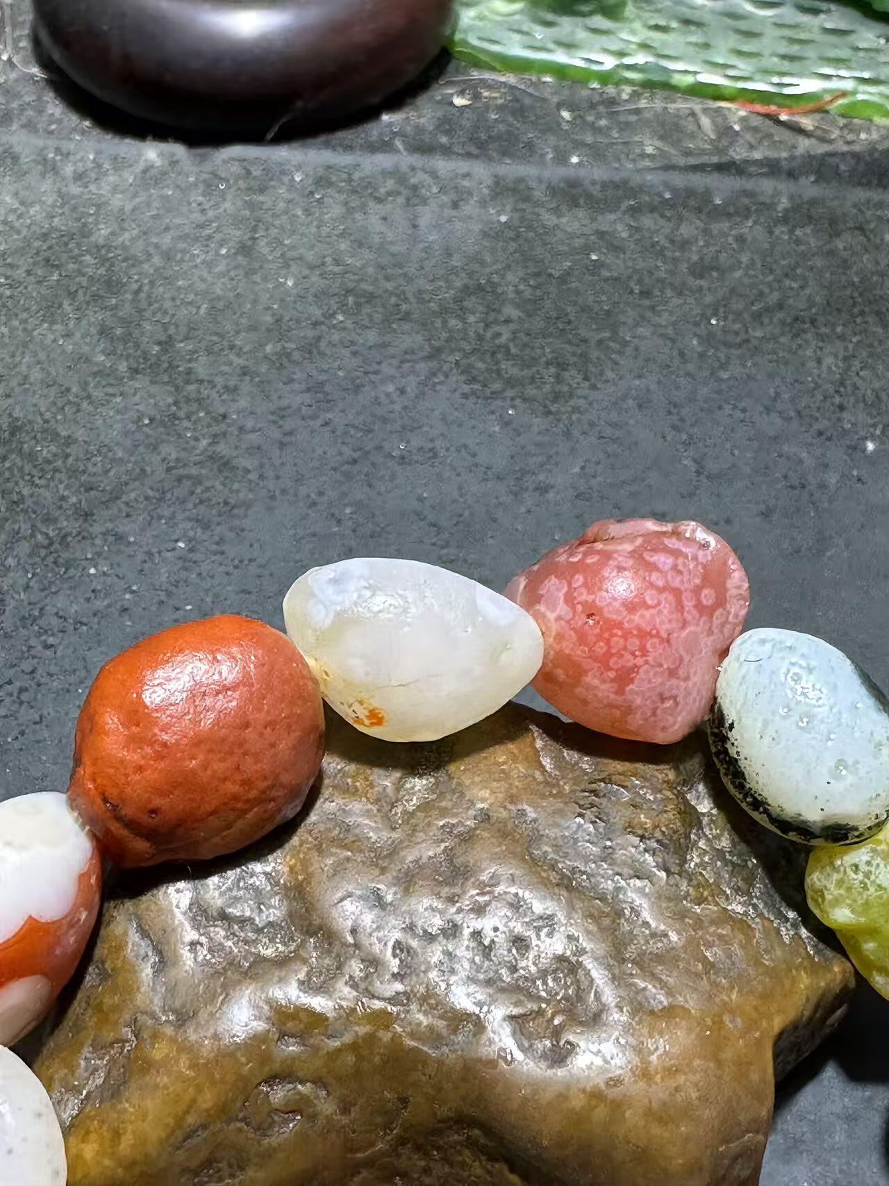 精美阿拉善彩珠玛瑙原石手串一条，