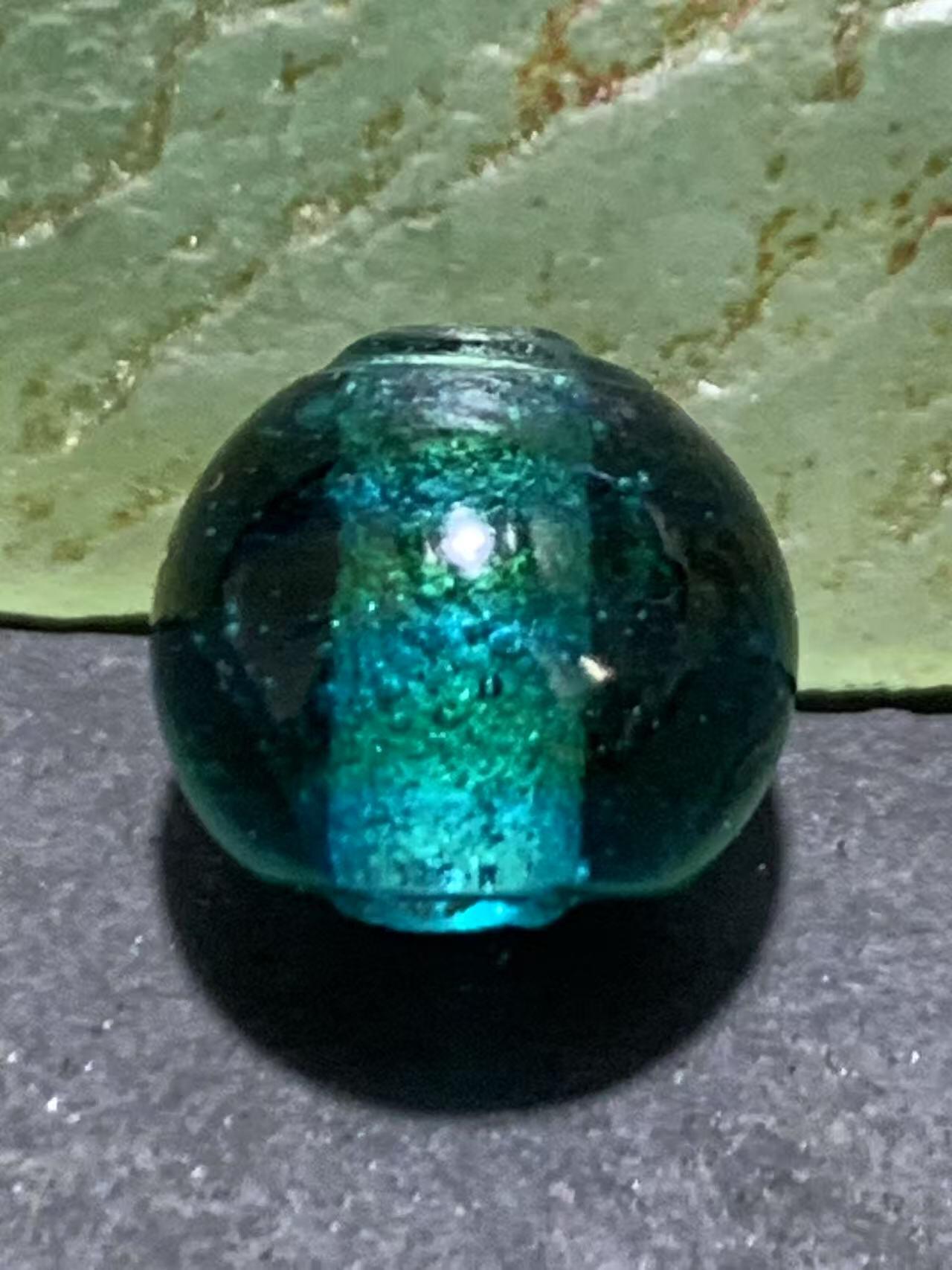 建国前后库存冰透窑变湖蓝色琉璃苹果珠一颗，