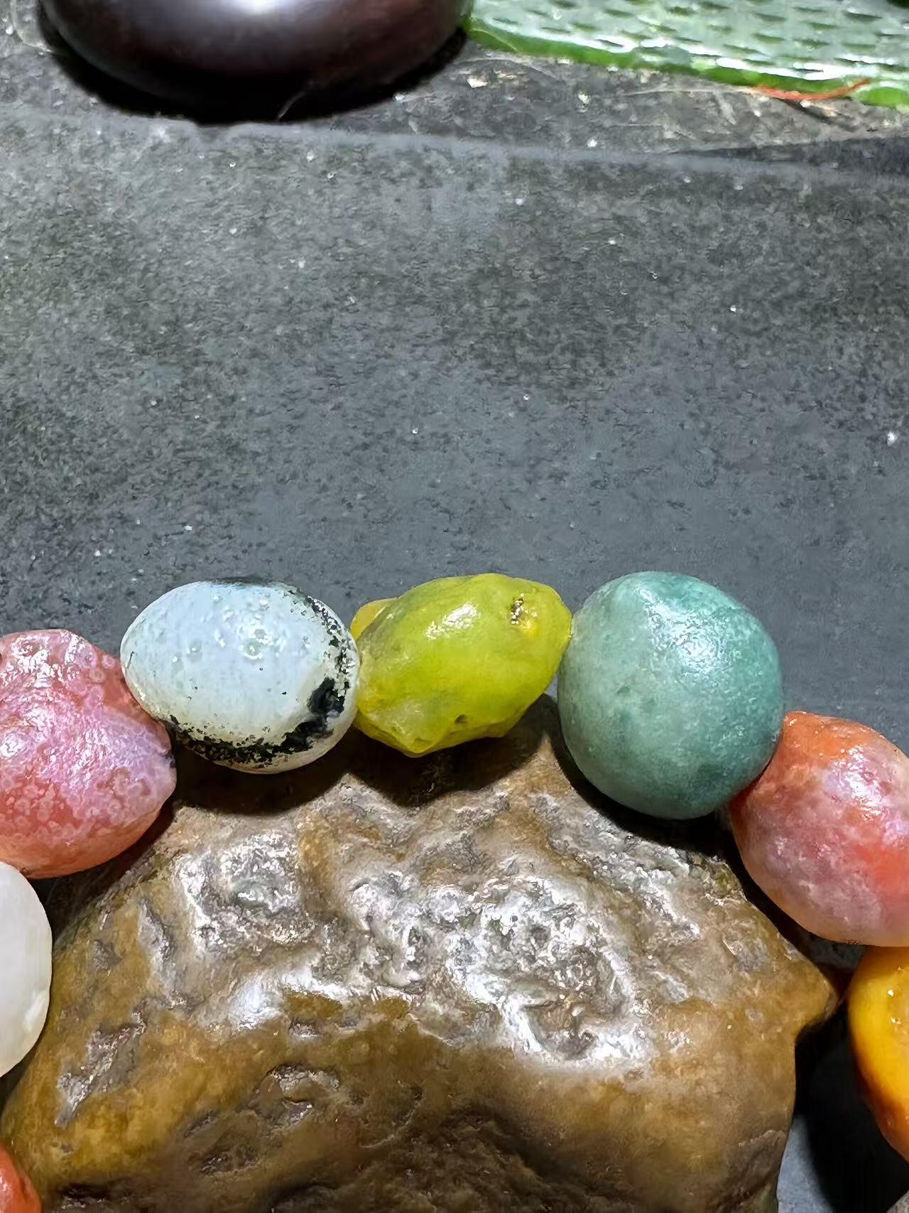 精美阿拉善彩珠玛瑙原石手串一条，