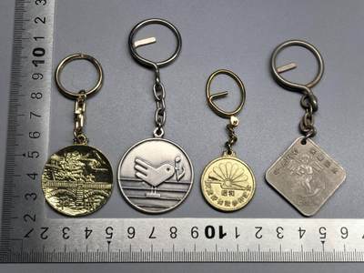 【麦稀奇收藏嘉年华】小驴勋章奖章收藏6月29日星期天晚18点拍卖（有偿代拍送拍规则在简介最后，参拍须阅读规则后再参拍，关系到运费包装发货时效真假辨别等关键信息，个人微信码在最后一个拍品） - 日本纪念小徽章钥匙扣一组4枚