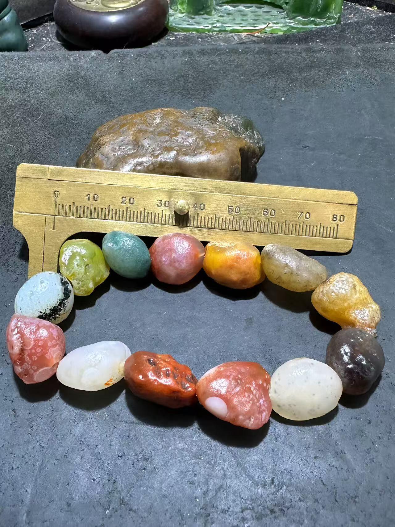 精美阿拉善彩珠玛瑙原石手串一条，