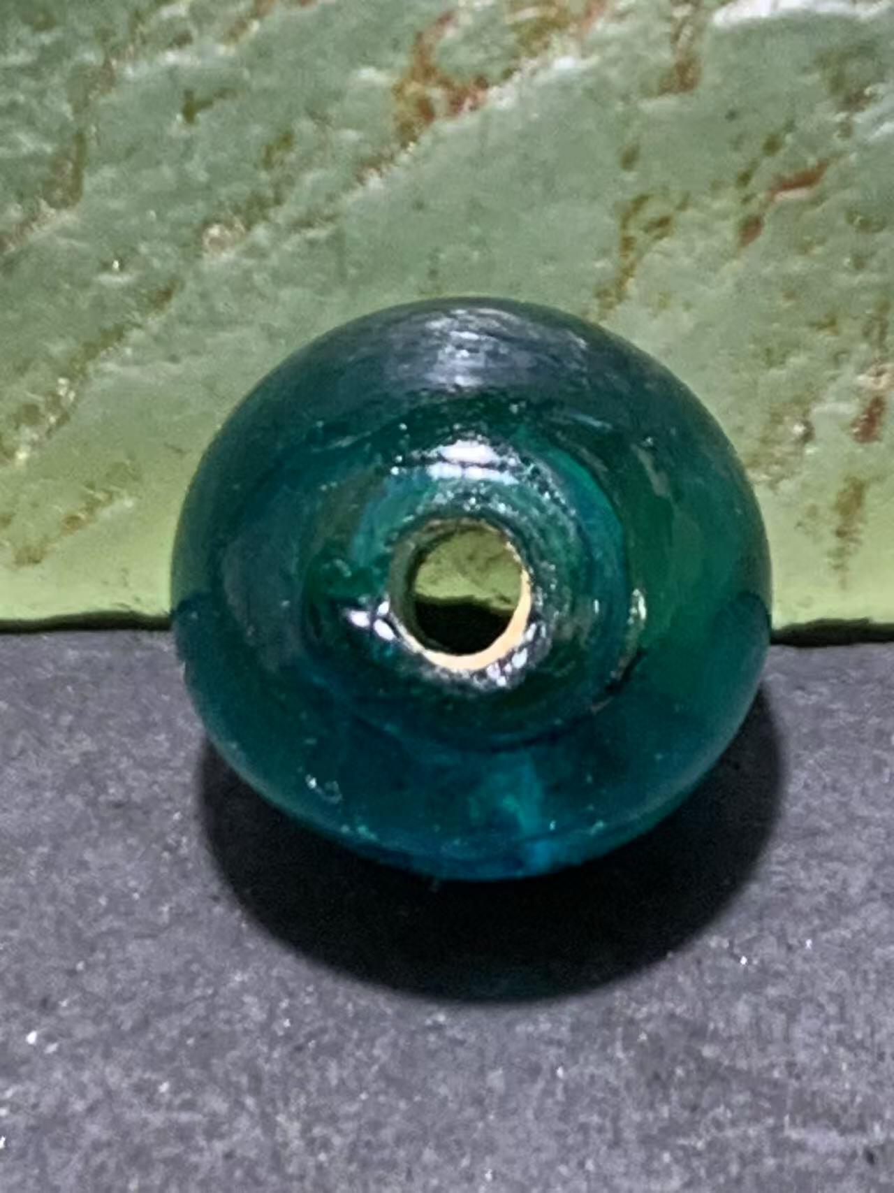 建国前后库存冰透窑变湖蓝色琉璃苹果珠一颗，