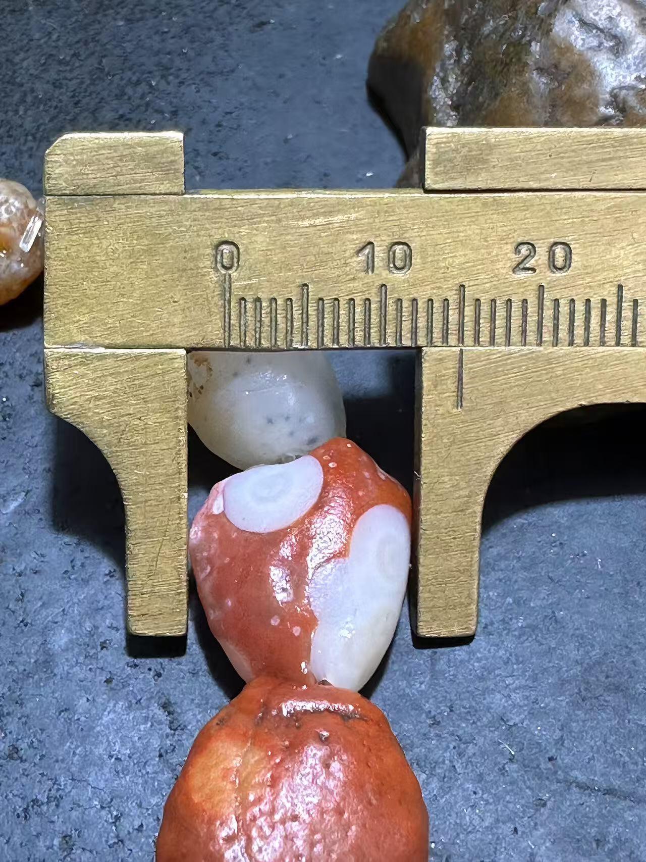 精美阿拉善彩珠玛瑙原石手串一条，