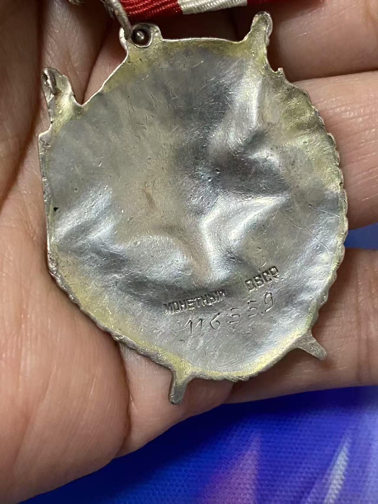 苏联勋章奖章7月18日晚上九点结束在麦稀奇 找不到的加我qq或者微信都是184277308备注苏章拍卖。最好加微信群每次都会通知还有提前可以一口价的 最近会持续拍卖一些东西。 苏联二战红旗勋章 飞行员 116559  上部珐琅左边有部分后补 剥皮较多 基本完整 版本非常好 开环 Аретьев Ефим Иванович 435歼击机航空团分队指挥员  奖励卡开始记录了驾驶飓风战机3架击落获得了红星，后来驾驶了拉格-3 掩护地面部队 侦察等任务 记录了部分作战 击沉了一艘小艇，用机炮消灭5汽车 25人。