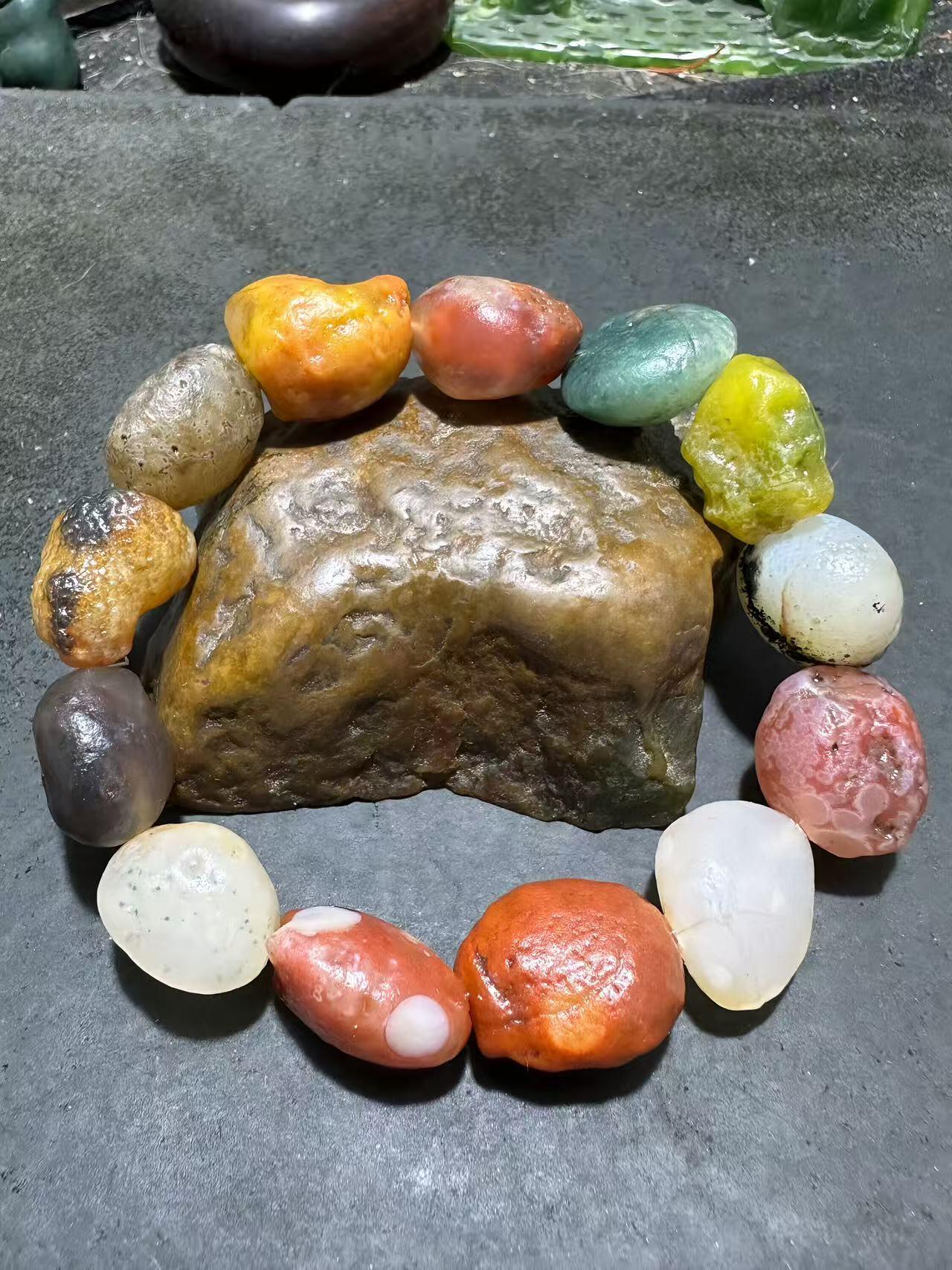 精美阿拉善彩珠玛瑙原石手串一条，