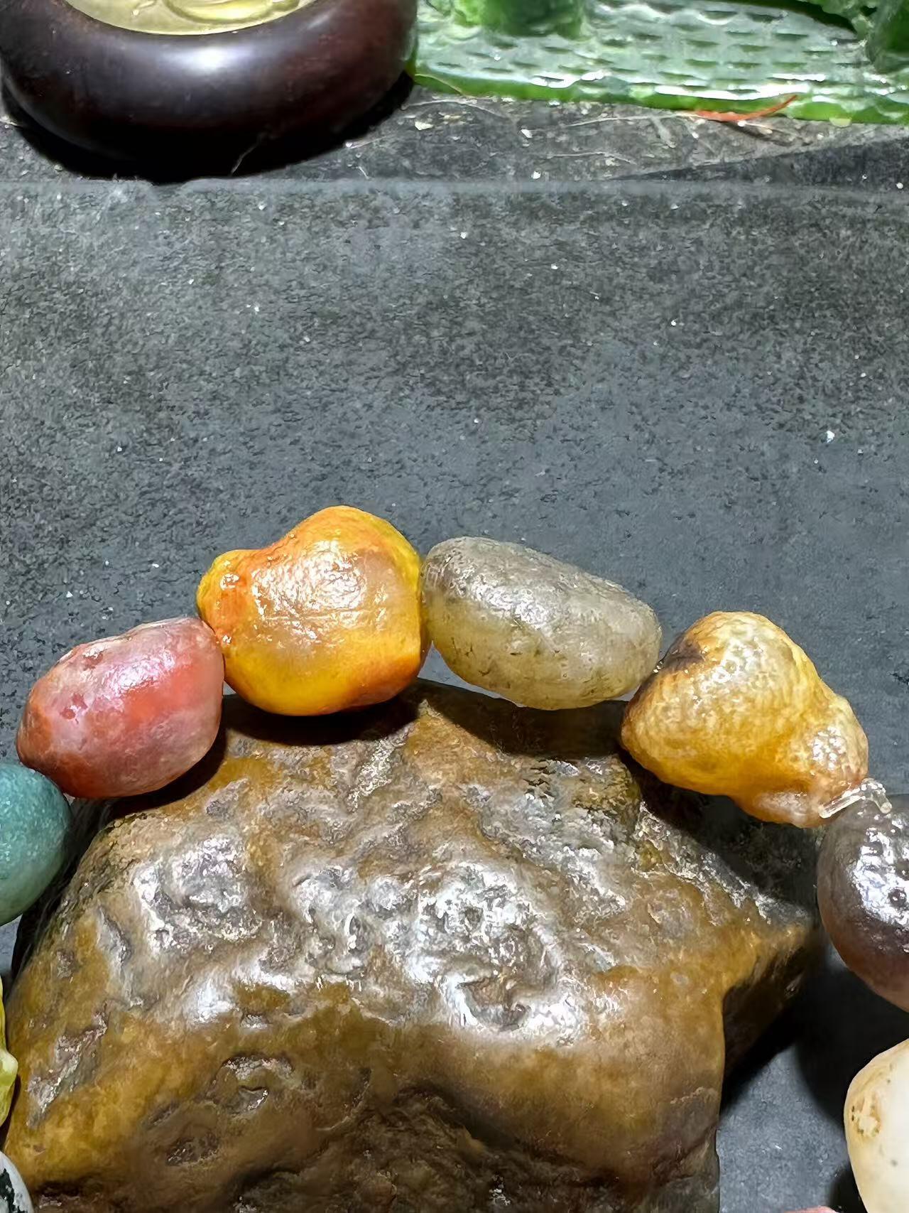 精美阿拉善彩珠玛瑙原石手串一条，