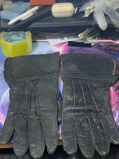 苏联勋章奖章7月3日晚上九点结束在麦稀奇 找不到的加我qq或者微信都是184277308备注苏章拍卖。最好加微信群每次都会通知还有提前可以一口价的 最近会持续拍卖一些东西。 - 飞行员手套 状态基本完整  属于北方舰队飞行员 Кукибный Виктор Андреевич 准王牌海军飞行员 王牌网站有记录