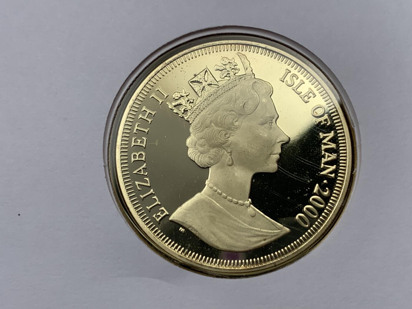 《竞宝斋》第396场 周日，周一，2场连拍 （全场包邮） 2000年女王母亲生平纪念邮币封，含马恩岛2000年女王母亲生平精制纪念克朗镀金银币，925银，28.28克，终身保真。