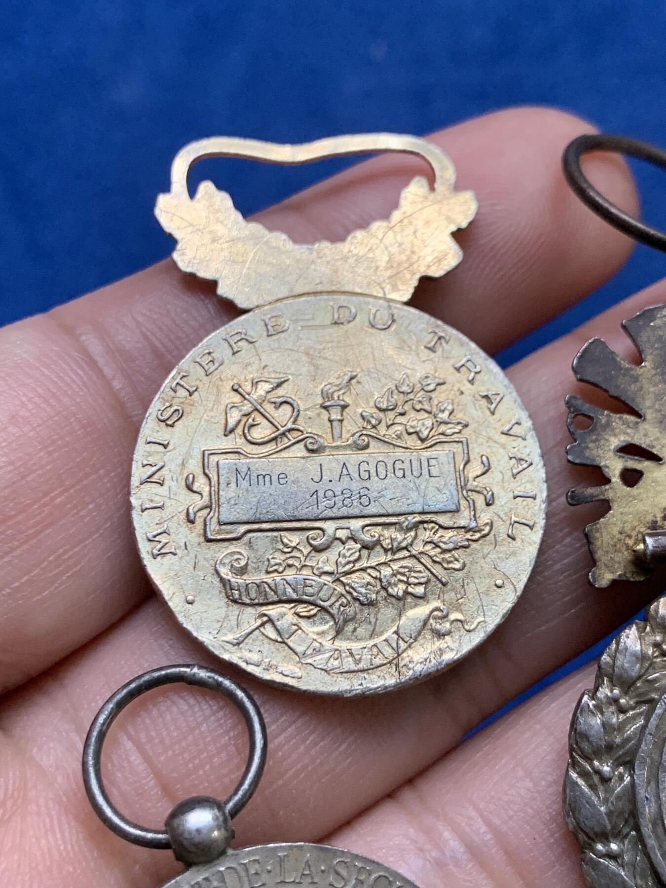 《竞宝斋》第397场 周日，周一，2场连拍 （全场包邮） 三枚一组 银质奖章 细节见图 总重约39克 尺寸28mm左右