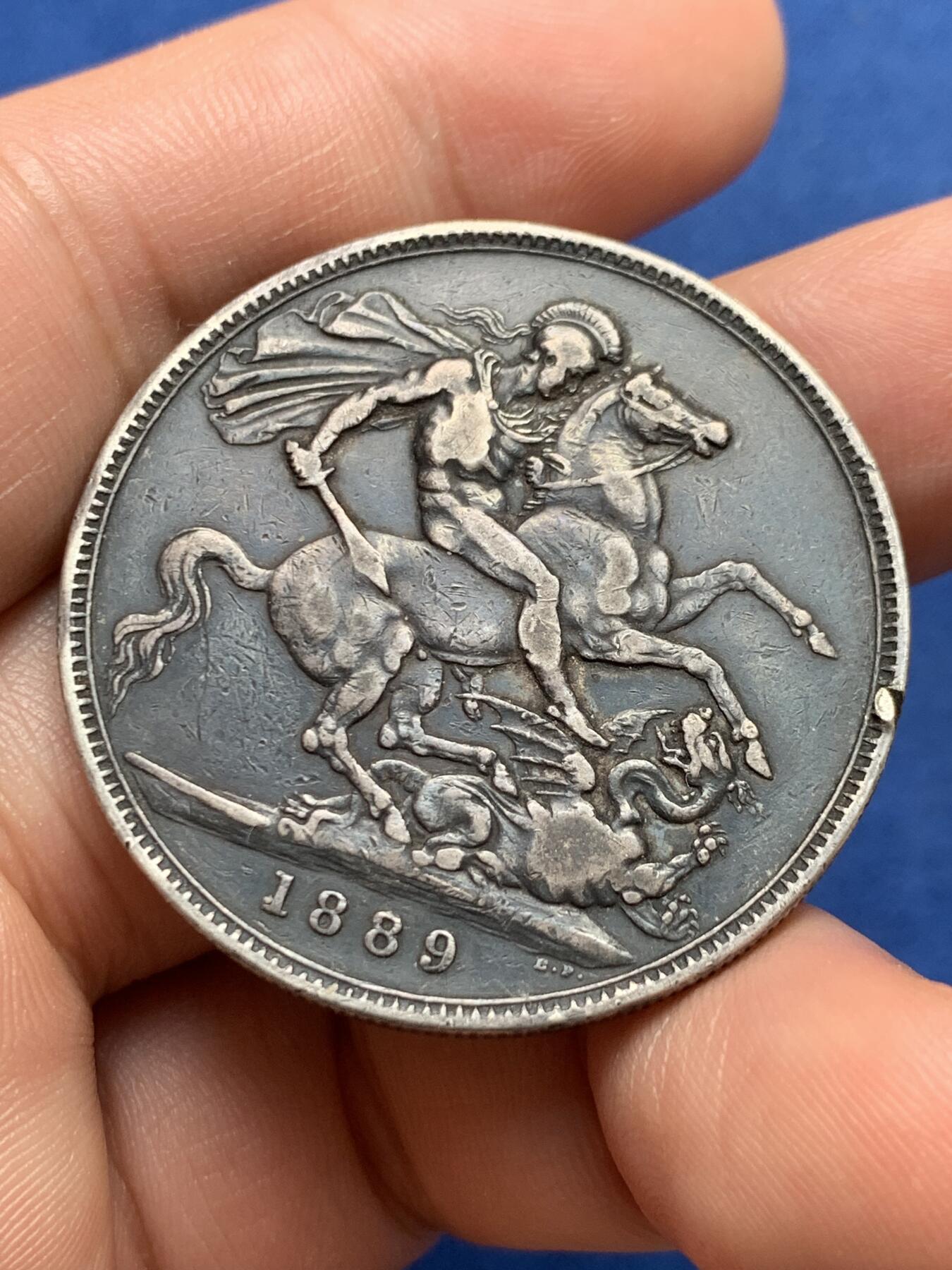 《竞宝斋》第396场 周日，周一，2场连拍 （全场包邮） 英国 1889年 维多利亚女王 高冠 马剑大银币 双面深黑包浆不容易 细节见图