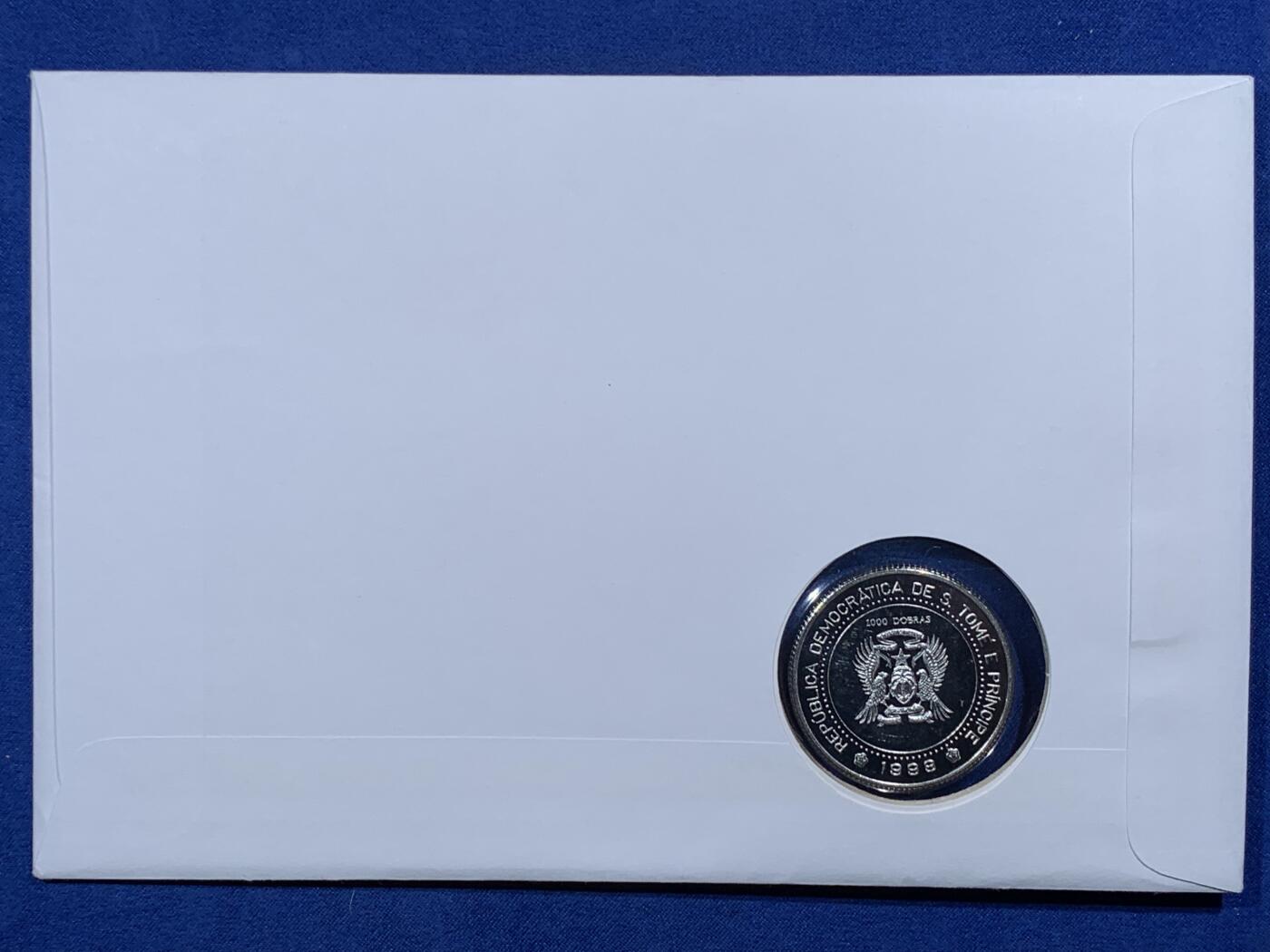 《竞宝斋》第396场 周日，周一，2场连拍 （全场包邮） 英国千禧年倒计时邮币封，含圣多美1999年千禧倒计时精制加厚特殊设计银币，925银，币重36.55克，完美状态。