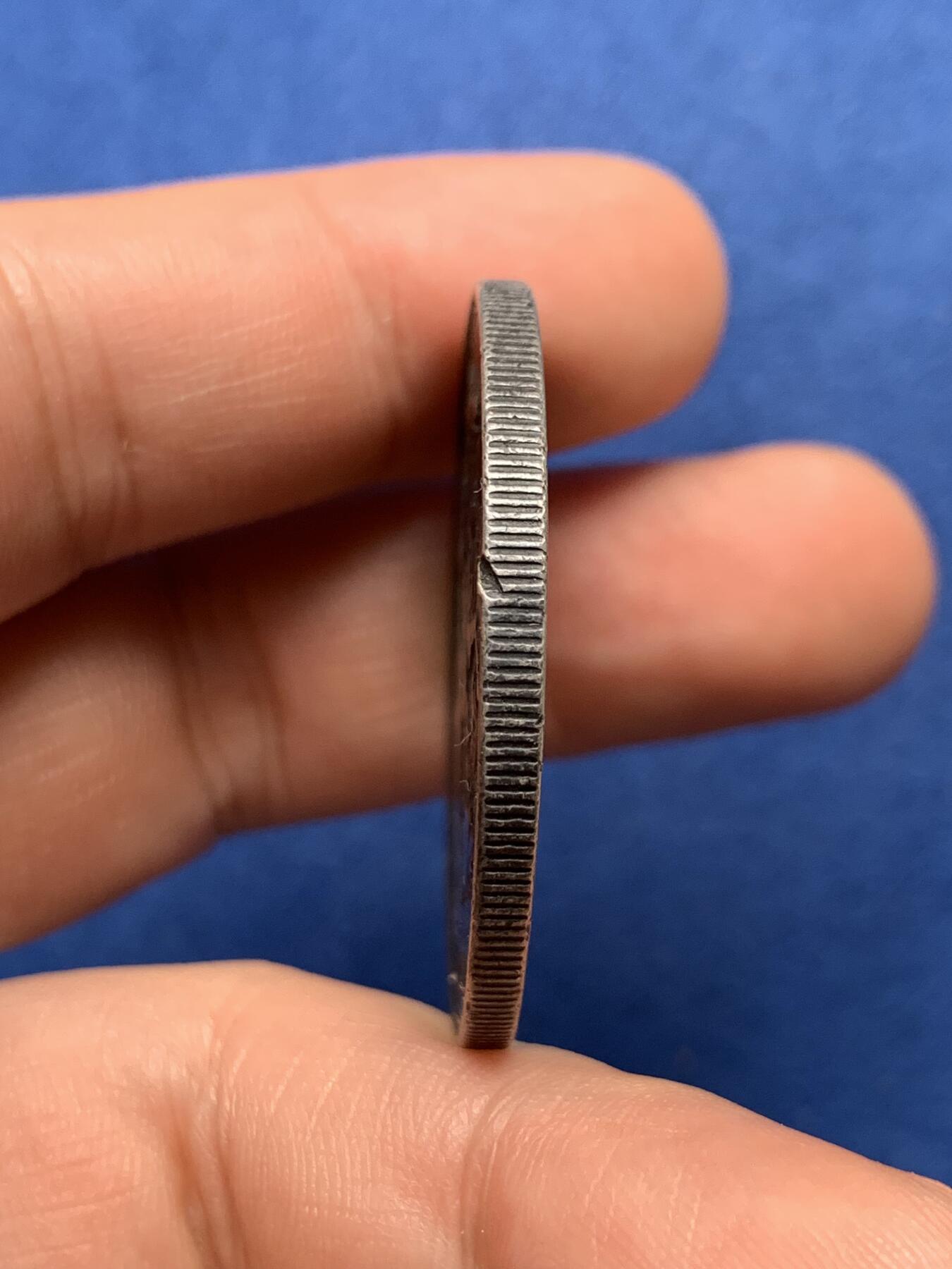 《竞宝斋》第396场 周日，周一，2场连拍 （全场包邮） 英国 1889年 维多利亚女王 高冠 马剑大银币 双面深黑包浆不容易 细节见图