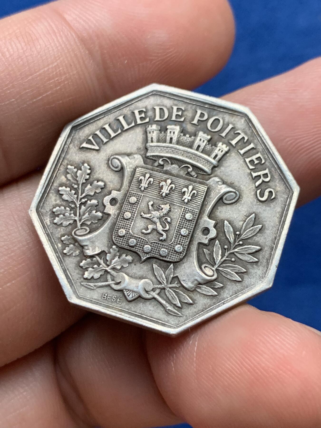 《竞宝斋》第397场 周日，周一，2场连拍 （全场包邮） 法国博瓦捷市储蓄银行八角银代币 13.9克 30.2mm 丰饶角银标