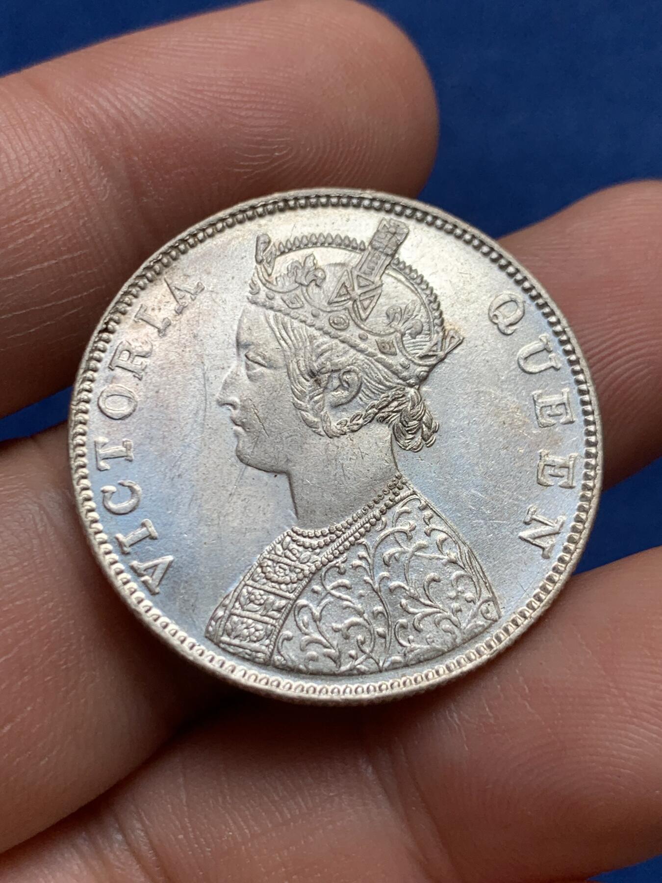 《竞宝斋》第396场 周日，周一，2场连拍 （全场包邮） 英属印度 1862 维多利亚青年头像 1卢比 银币 极好光度 少见好品裸币 上手欣赏体验最佳