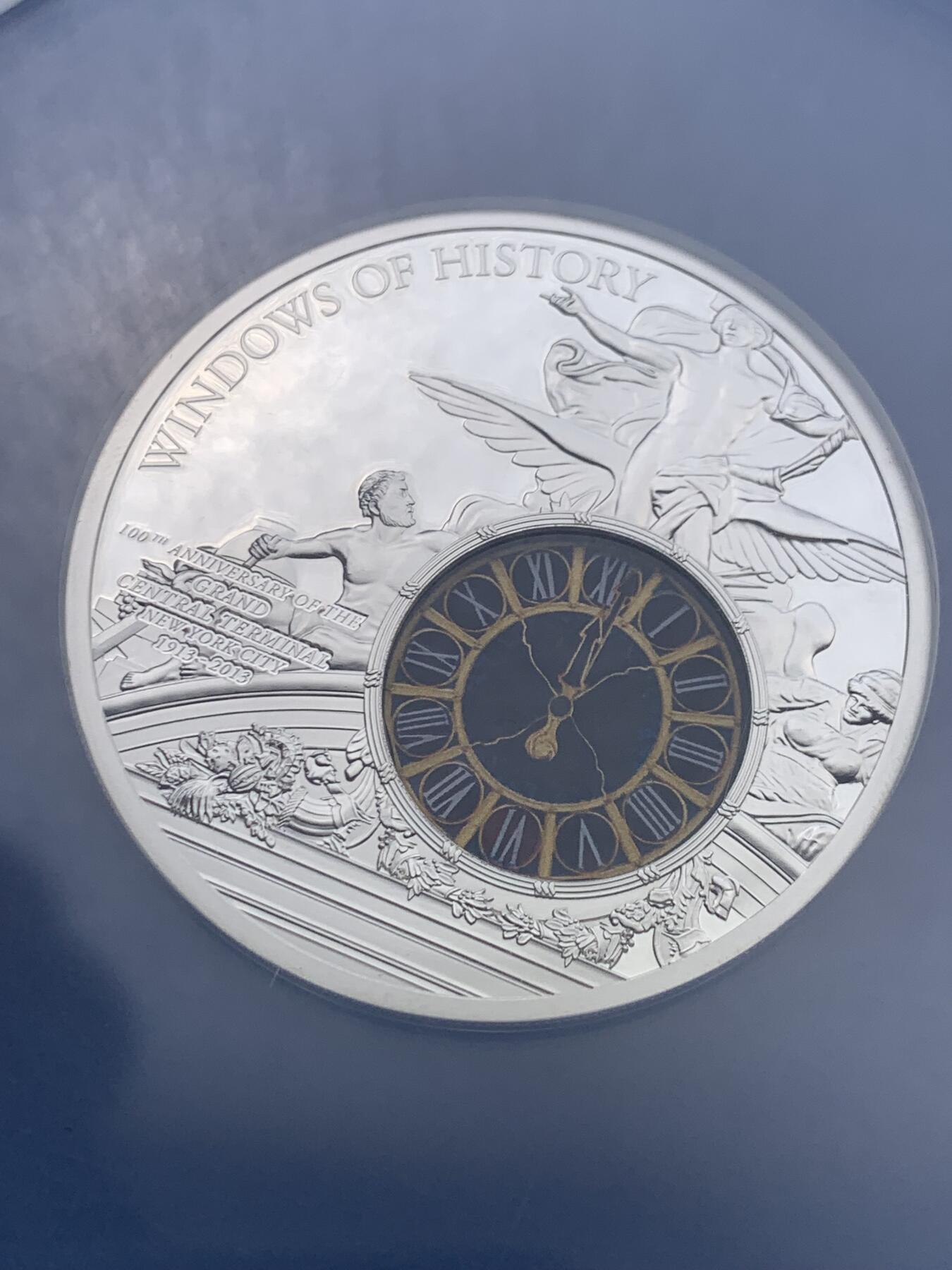 《竞宝斋》第396场 周日，周一，2场连拍 （全场包邮） NGC PF69UC 库克2013年发行历史之窗系列-纽约中央火车站镶嵌彩色钴玻璃10元精制艺术银币（加大盒，限量发行1913枚，50克925银，采用双面镂空浮雕+手工镶嵌玻璃。）盒证齐全