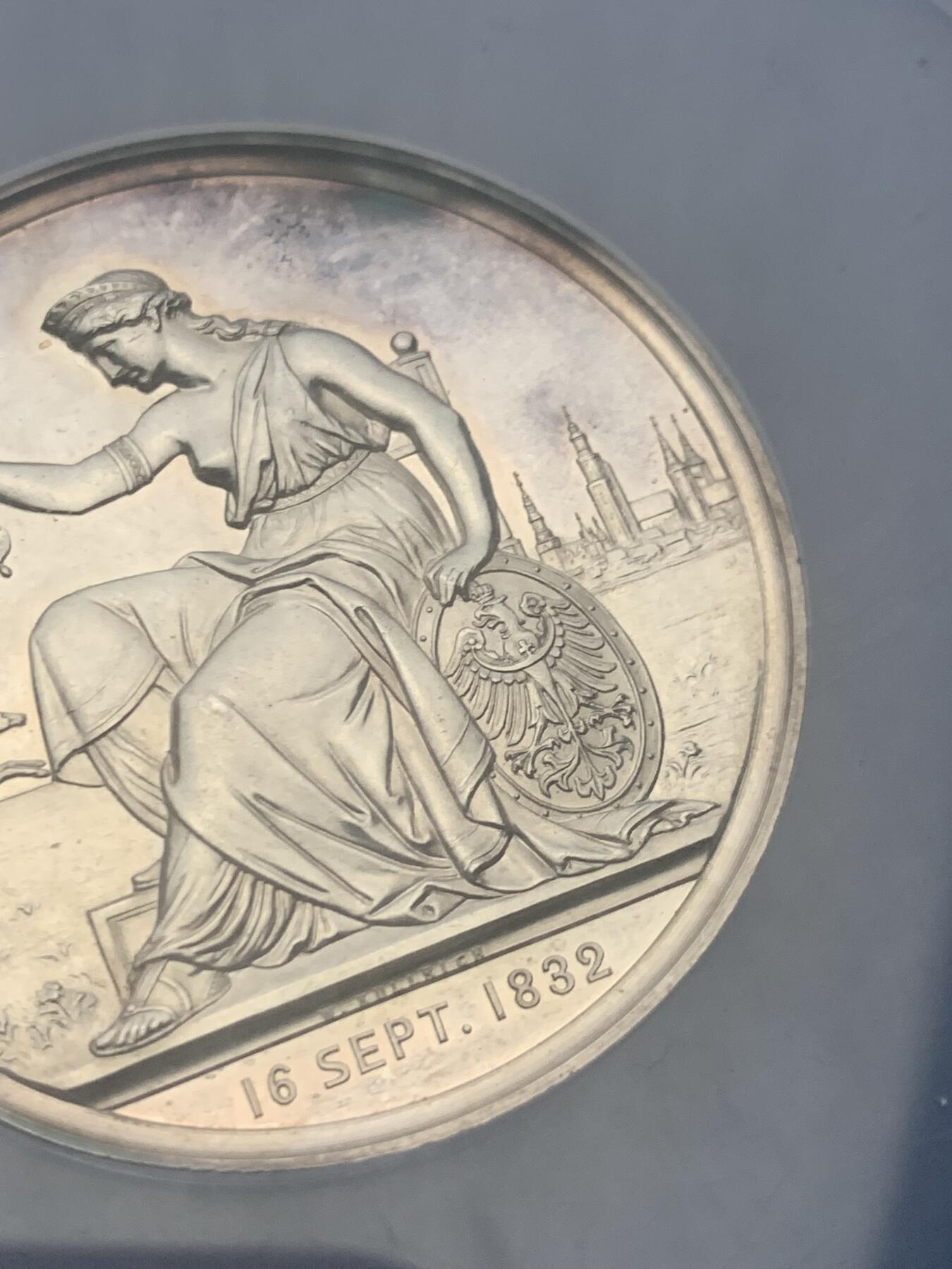 《竞宝斋》第397场 周日，周一，2场连拍 （全场包邮） NGC MS62 德国1882年普鲁士皇家赛马场落成50周年纪念大银章，镜面底板高浮雕，N加大盒。