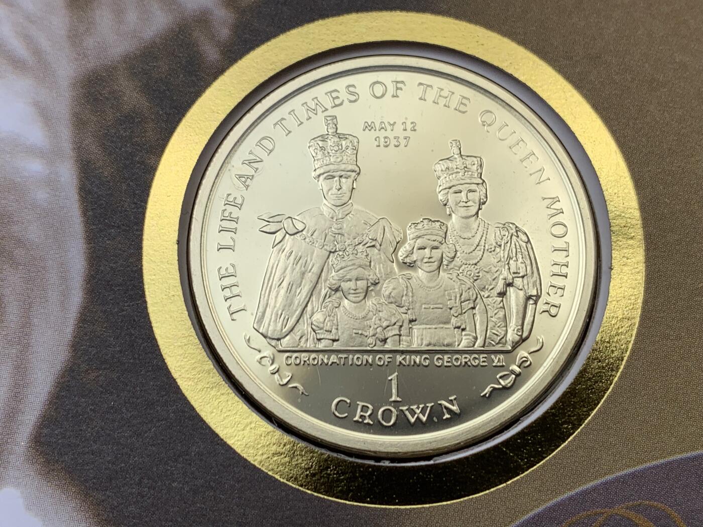 《竞宝斋》第396场 周日，周一，2场连拍 （全场包邮） 2000年女王母亲生平纪念邮币封，含马恩岛2000年女王母亲生平精制纪念克朗镀金银币，925银，28.28克，终身保真。