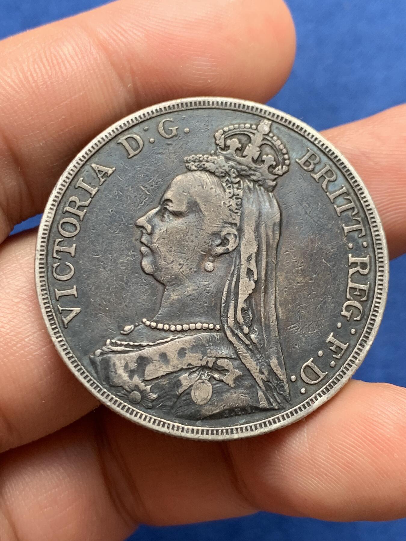 《竞宝斋》第396场 周日，周一，2场连拍 （全场包邮） 英国 1889年 维多利亚女王 高冠 马剑大银币 双面深黑包浆不容易 细节见图