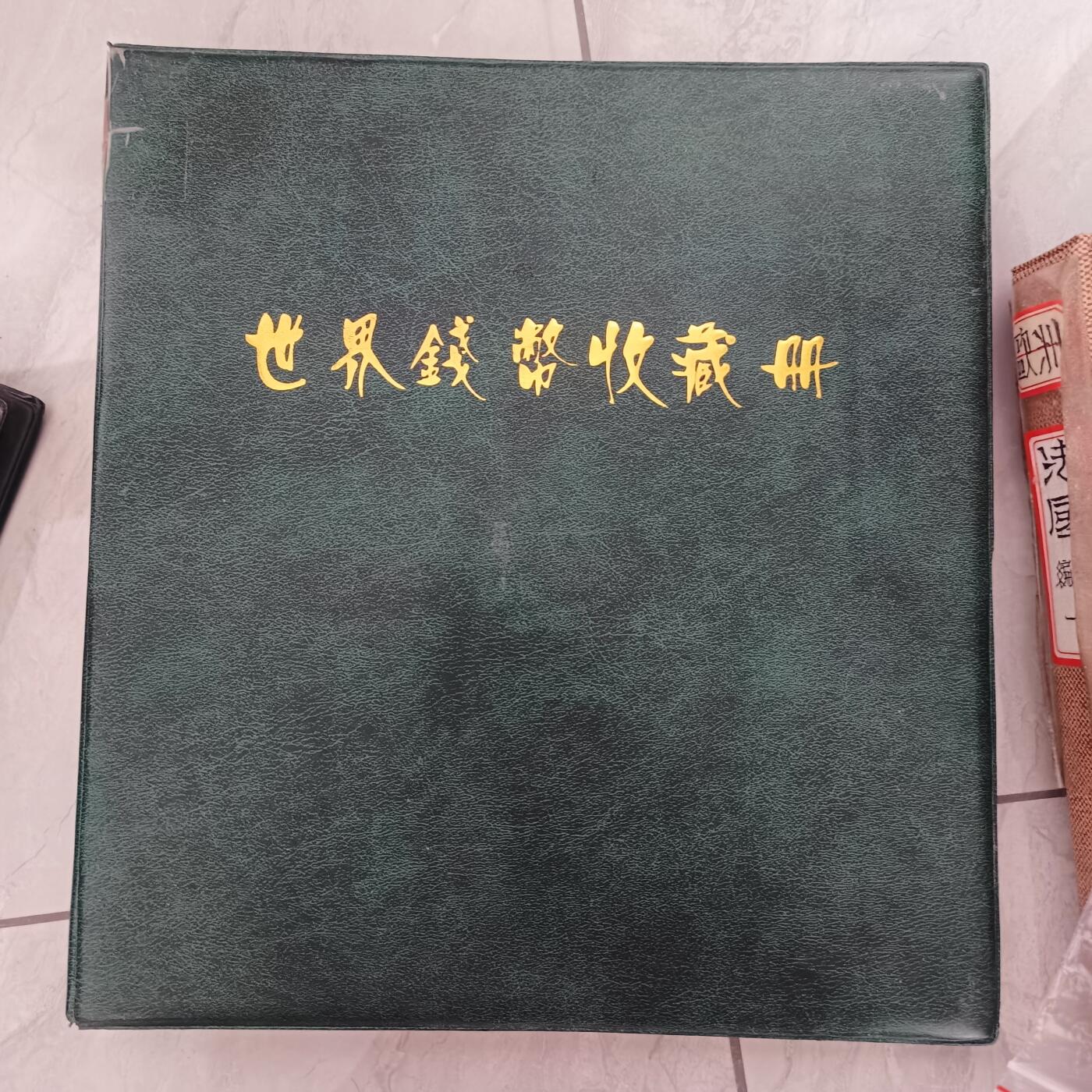 泡泡币外币第五十六场可代拍15038385335微信 活页册一本，活册19页，活页1.5一张都近三十