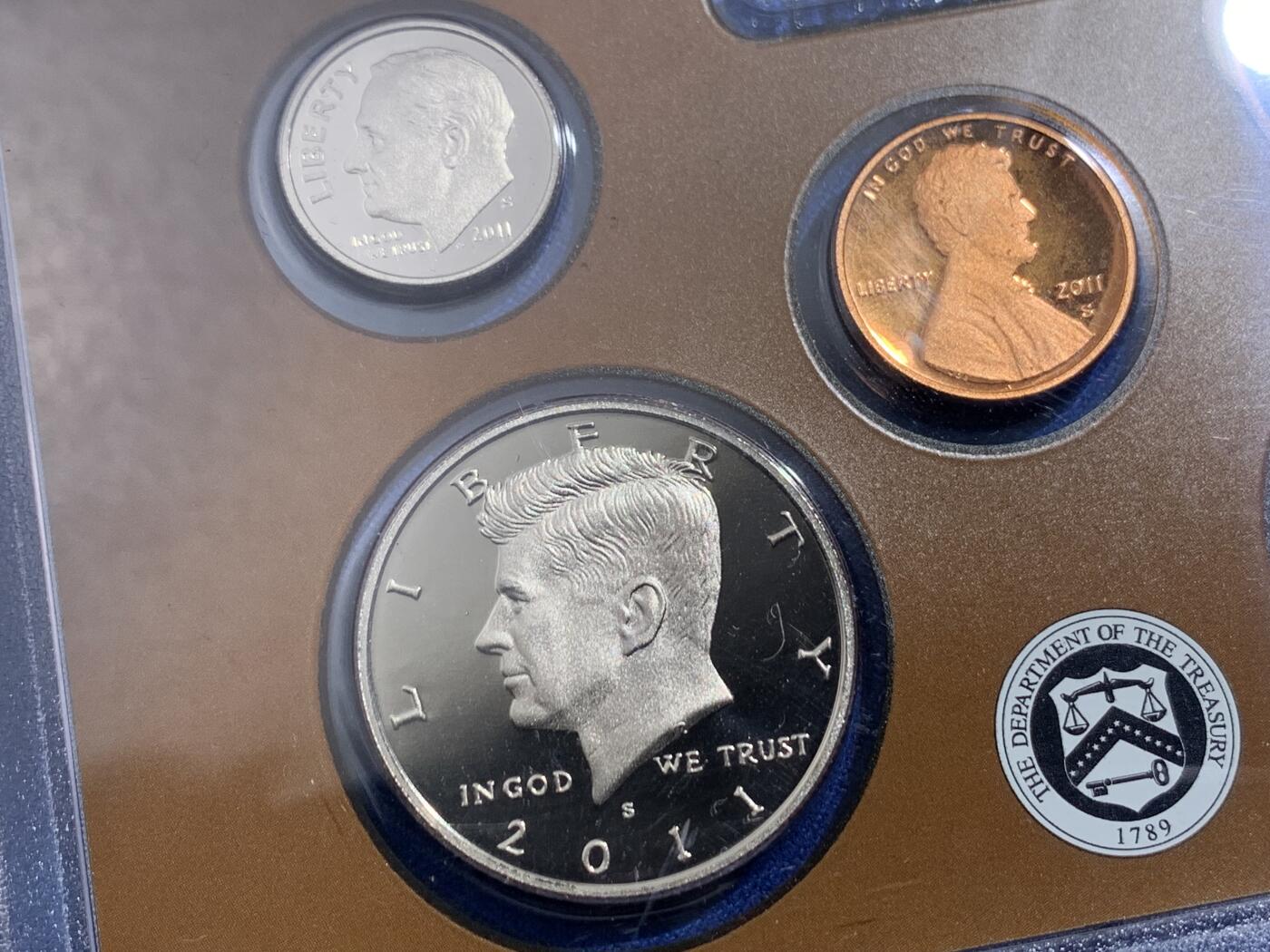 《竞宝斋》第397场 周日，周一，2场连拍 （全场包邮） 美国2011年精制套币，品相好，细节见图。