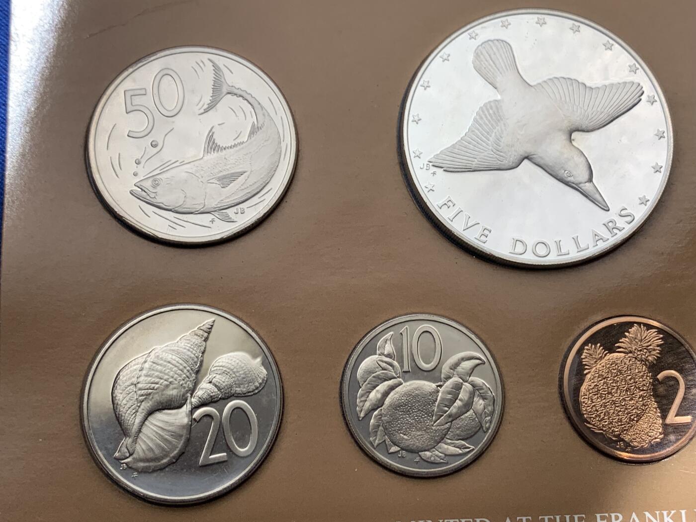 《竞宝斋》第396场 周日，周一，2场连拍 （全场包邮） 1976年库克群岛精制套币。最大的是银币