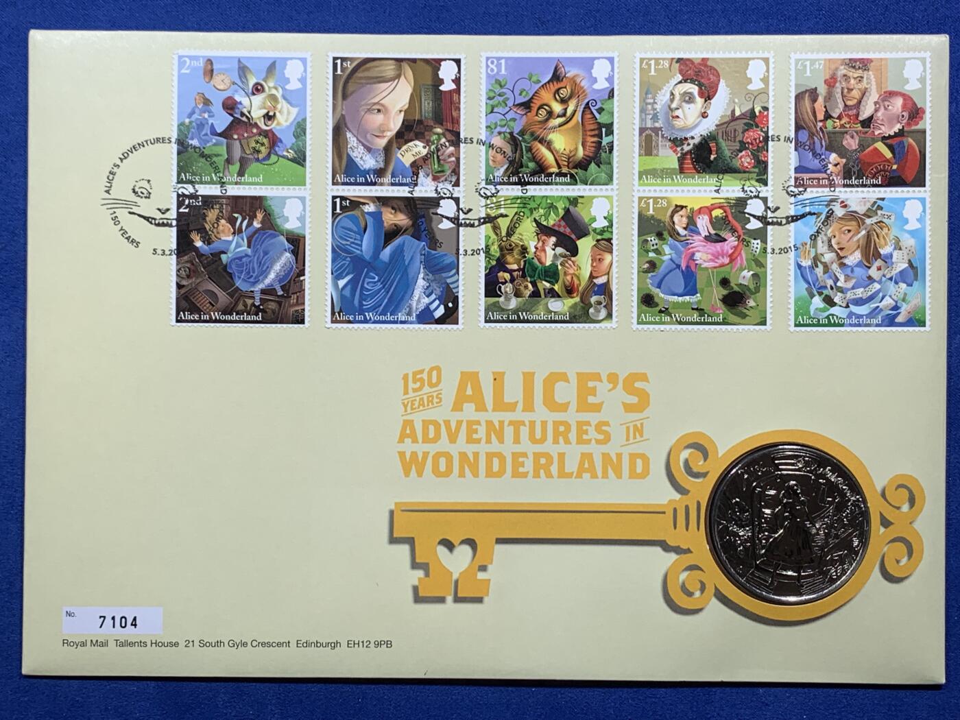 《竞宝斋》第396场 周日，周一，2场连拍 （全场包邮） 英国2015特殊首日纪念章封，皇家造币，皇家邮局联袂出品。爱丽丝梦游仙境作品150周年。经典不朽的奇幻，维多利亚女王最爱的文学作品，完美状态。