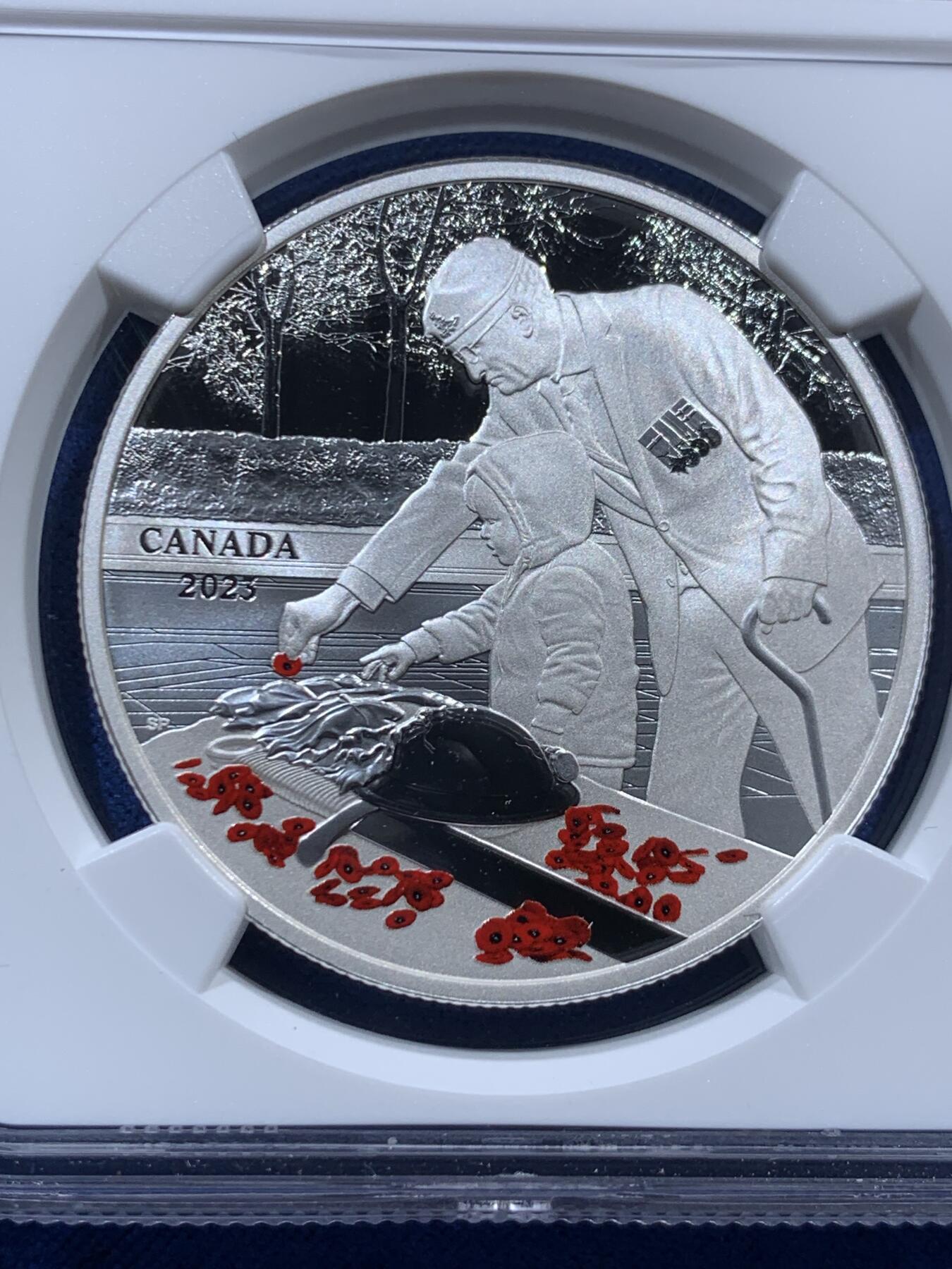 《竞宝斋》第396场 周日，周一，2场连拍 （全场包邮） NGC PF70UC 加拿大2023年荣军日彩色20加元精制纪念银币（999纯银，38MM币径，盒证齐全，发行量7500枚）