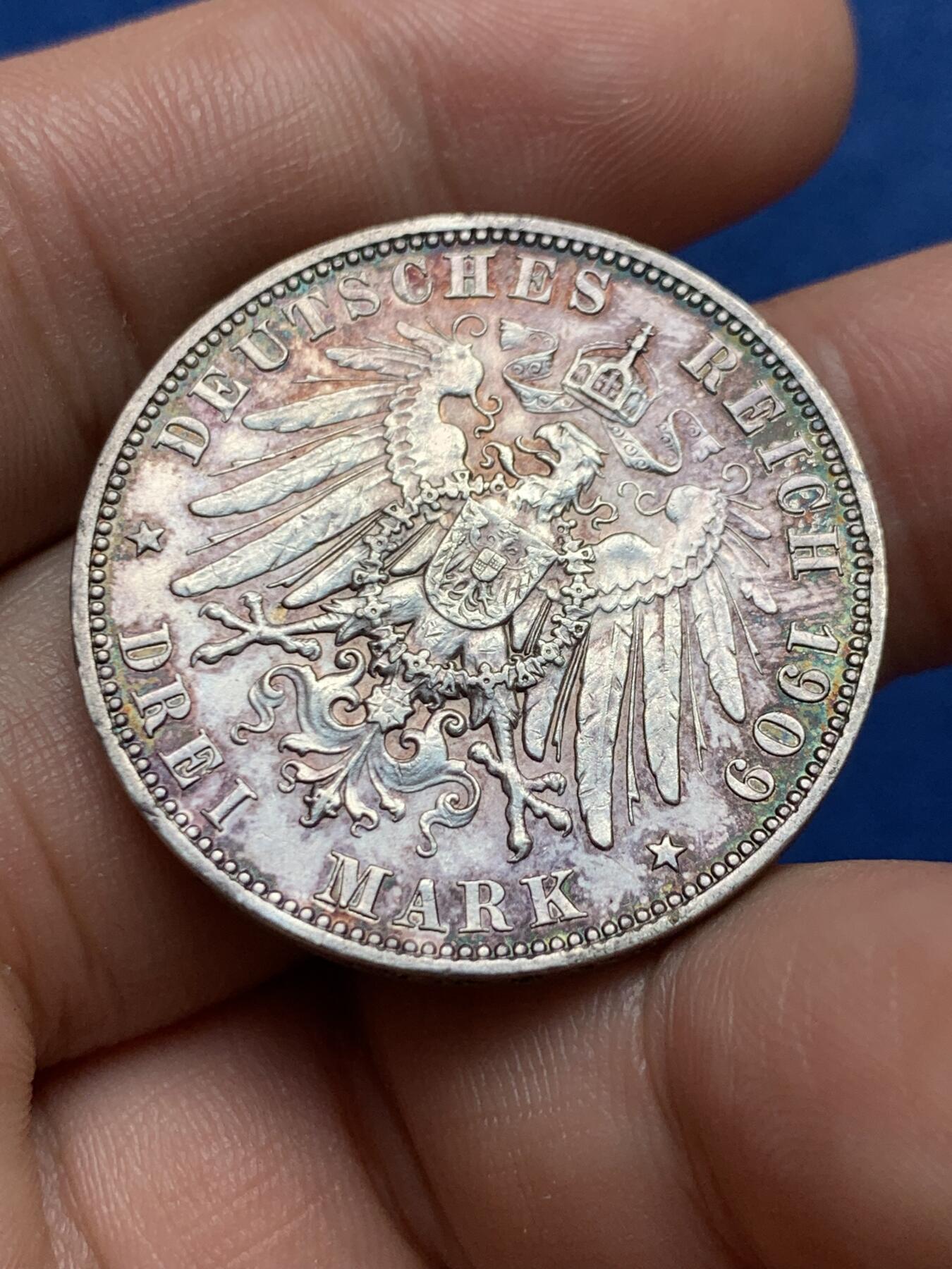 《竞宝斋》第396场 周日，周一，2场连拍 （全场包邮） 德国萨克森1909年奥古斯特3马克 带彩 德国币 鹰翅漂亮