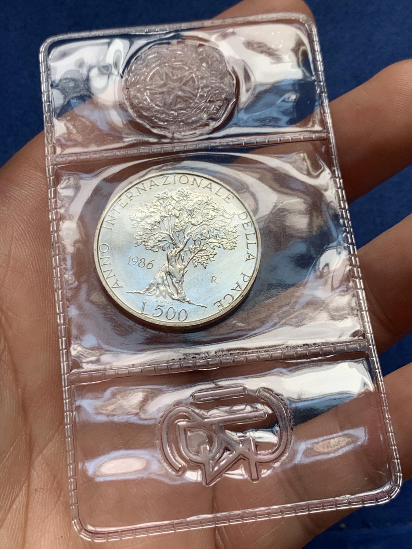 《竞宝斋》第396场 周日，周一，2场连拍 （全场包邮） 意大利1986年500里拉和平年纪念银币，11克，0.835银，原封包装。