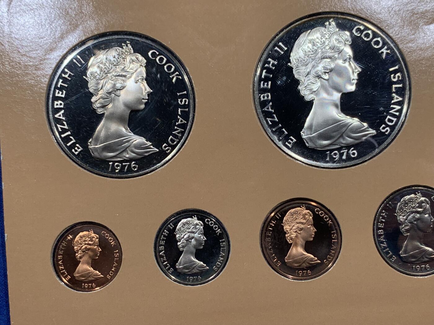 《竞宝斋》第396场 周日，周一，2场连拍 （全场包邮） 1976年库克群岛精制套币。最大的是银币