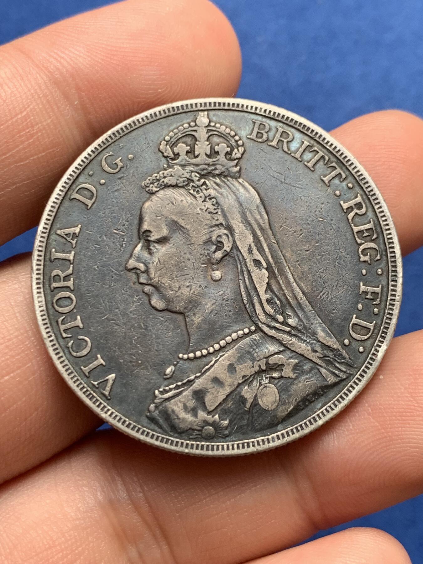 《竞宝斋》第396场 周日，周一，2场连拍 （全场包邮） 英国 1889年 维多利亚女王 高冠 马剑大银币 双面深黑包浆不容易 细节见图