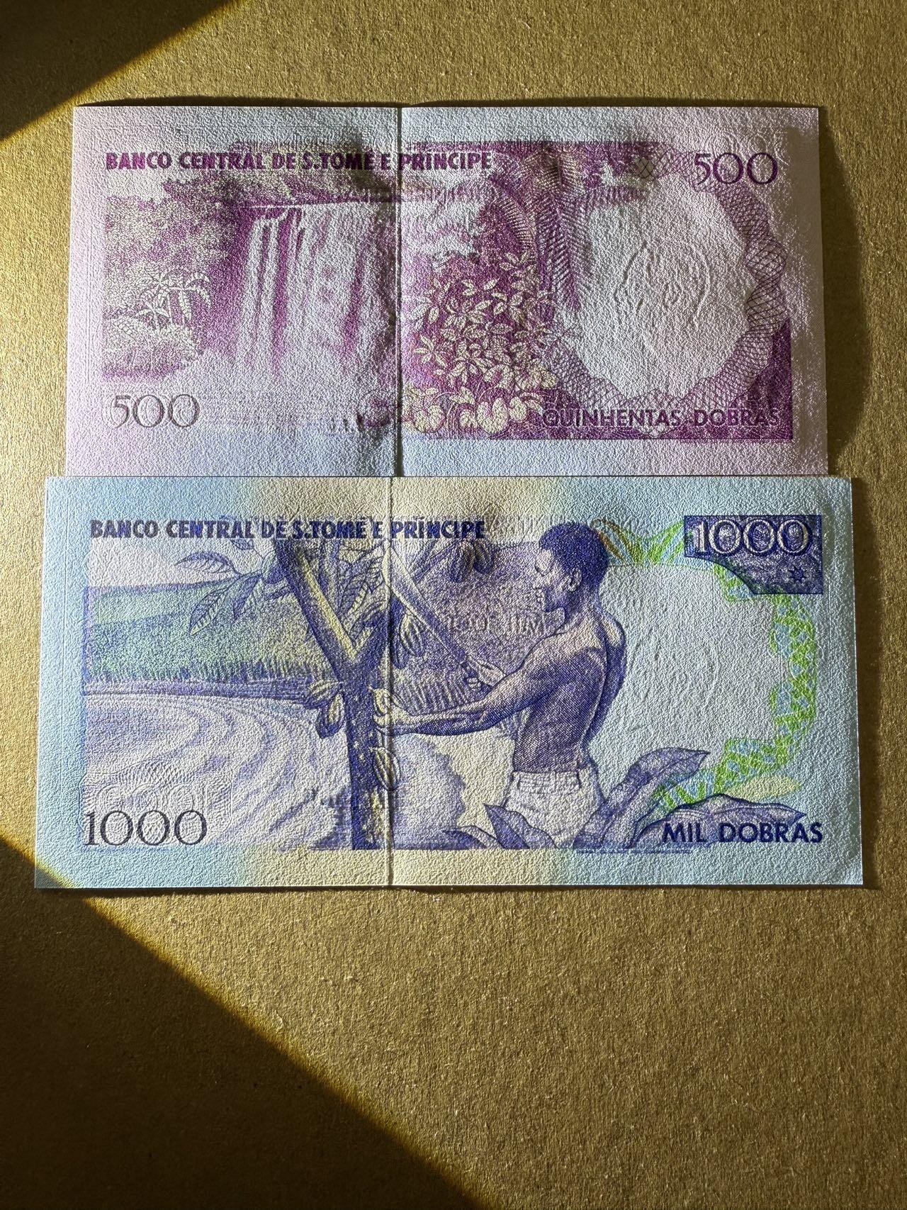 【炜奕收藏】，第三十八期 1993年圣多美和普林西比500&1000多布拉，UNC品相，尾三同