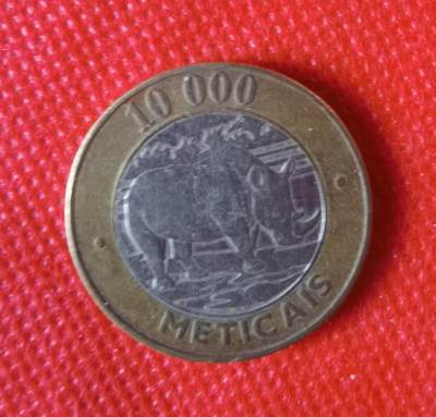 2003年莫桑比克10000面值双金属币背犀牛图1枚 - 2003年莫桑比克10000面值双金属币背犀牛图1枚