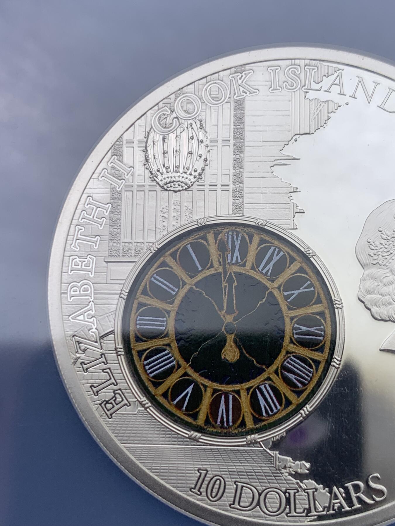 《竞宝斋》第396场 周日，周一，2场连拍 （全场包邮） NGC PF69UC 库克2013年发行历史之窗系列-纽约中央火车站镶嵌彩色钴玻璃10元精制艺术银币（加大盒，限量发行1913枚，50克925银，采用双面镂空浮雕+手工镶嵌玻璃。）盒证齐全