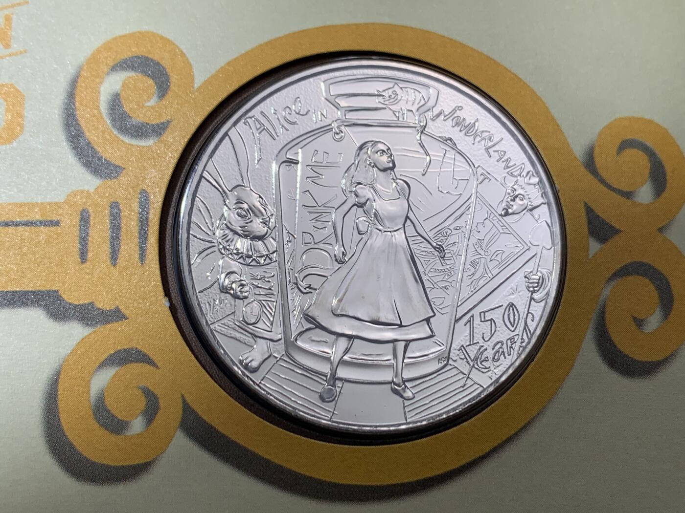 《竞宝斋》第396场 周日，周一，2场连拍 （全场包邮） 英国2015特殊首日纪念章封，皇家造币，皇家邮局联袂出品。爱丽丝梦游仙境作品150周年。经典不朽的奇幻，维多利亚女王最爱的文学作品，完美状态。