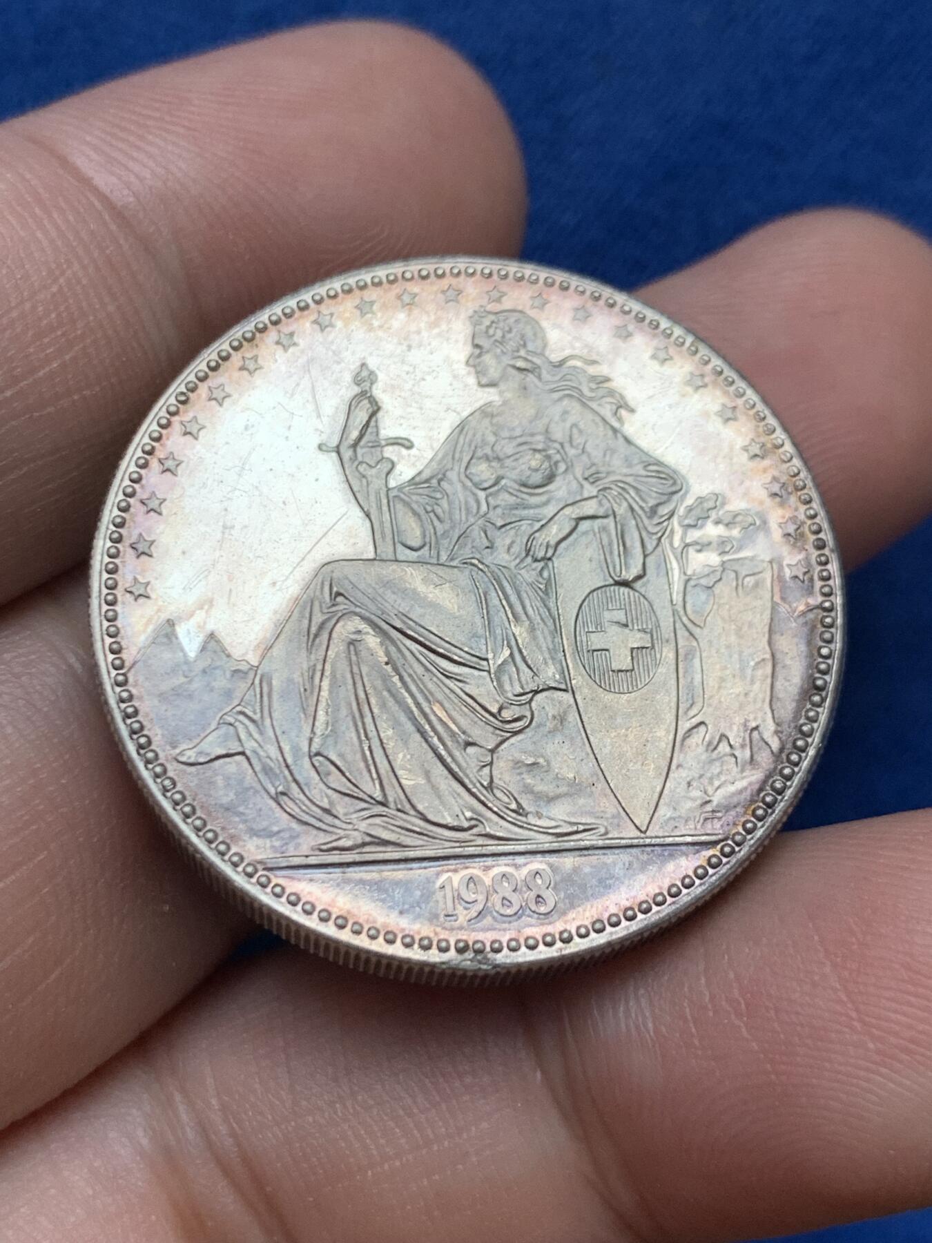 《竞宝斋》第397场 周日，周一，2场连拍 （全场包邮） 瑞士1988年女神1盎司加厚银章 币面标识1unze 9999银 银价大涨中