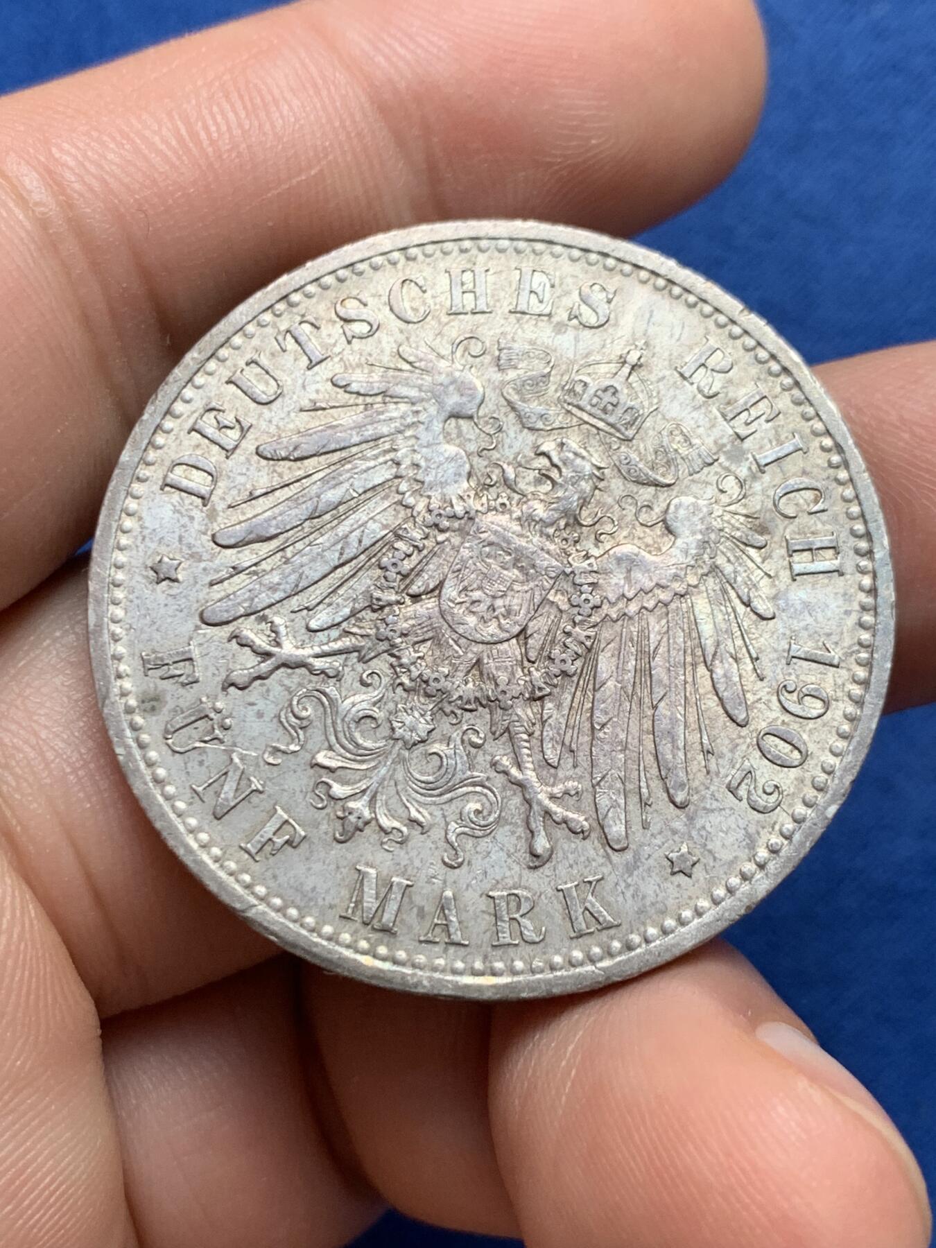 《竞宝斋》第396场 周日，周一，2场连拍 （全场包邮） 德国1902年威廉二世大头五马克 光感不错 五彩包浆 味道非常好