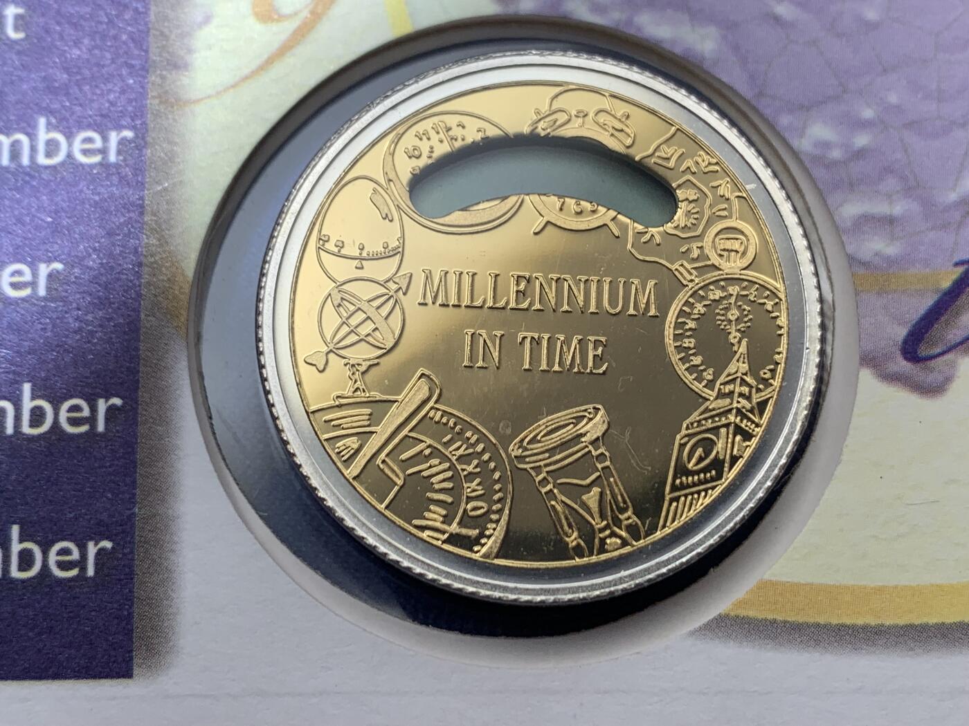 《竞宝斋》第396场 周日，周一，2场连拍 （全场包邮） 英国千禧年倒计时邮币封，含圣多美1999年千禧倒计时精制加厚特殊设计银币，925银，币重36.55克，完美状态。