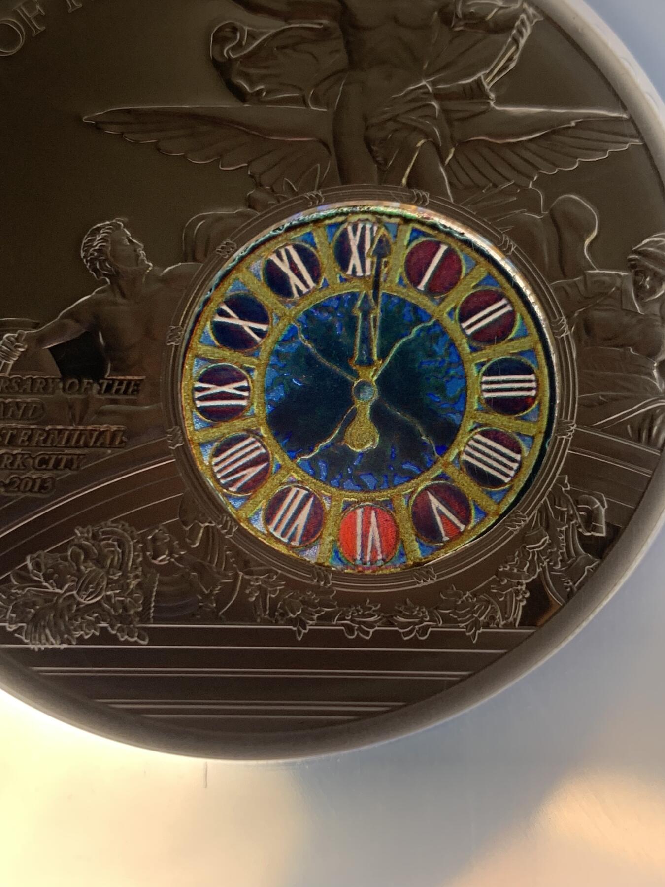 《竞宝斋》第396场 周日，周一，2场连拍 （全场包邮） NGC PF69UC 库克2013年发行历史之窗系列-纽约中央火车站镶嵌彩色钴玻璃10元精制艺术银币（加大盒，限量发行1913枚，50克925银，采用双面镂空浮雕+手工镶嵌玻璃。）盒证齐全