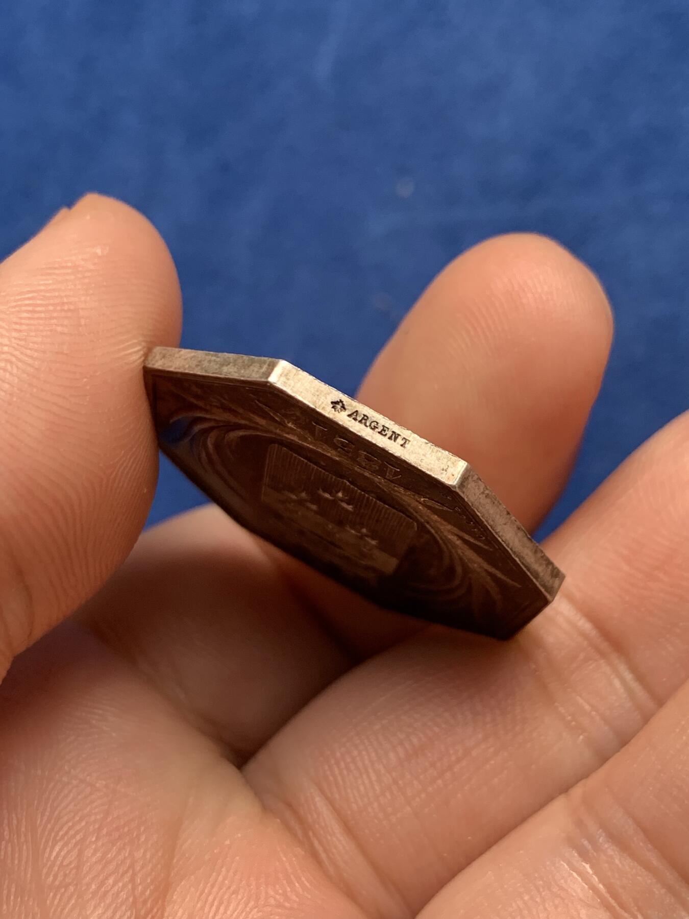 《竞宝斋》第397场 周日，周一，2场连拍 （全场包邮） 法国奥尔良艺术协会八角银代币 12.9克 30.2mm 蜜蜂银标