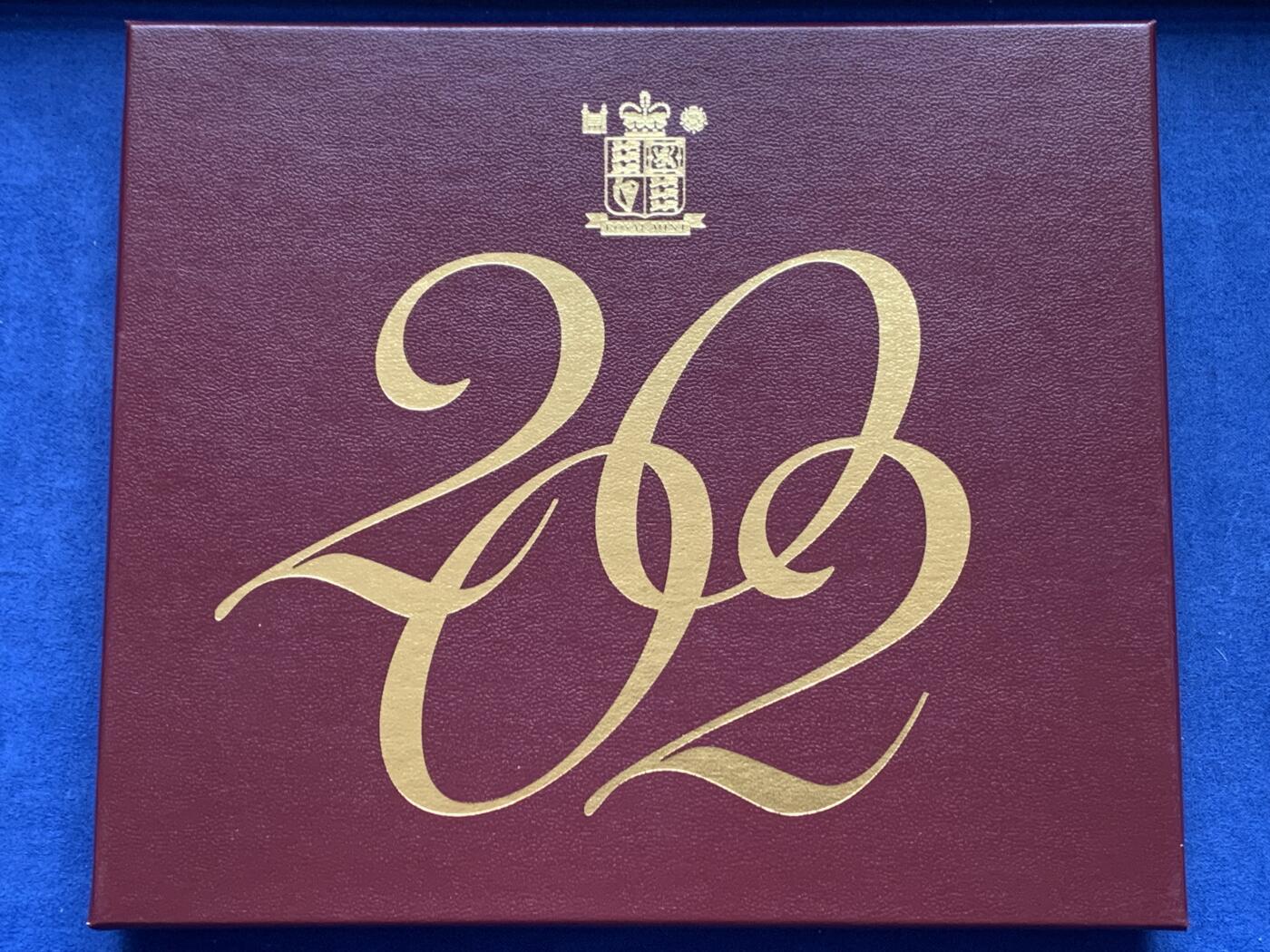 《竞宝斋》第396场 周日，周一，2场连拍 （全场包邮） 英国2002年精制套币, 盒证全，含5镑女王登基50周年+2镑机械时代+1镑英格兰三狮，品相好