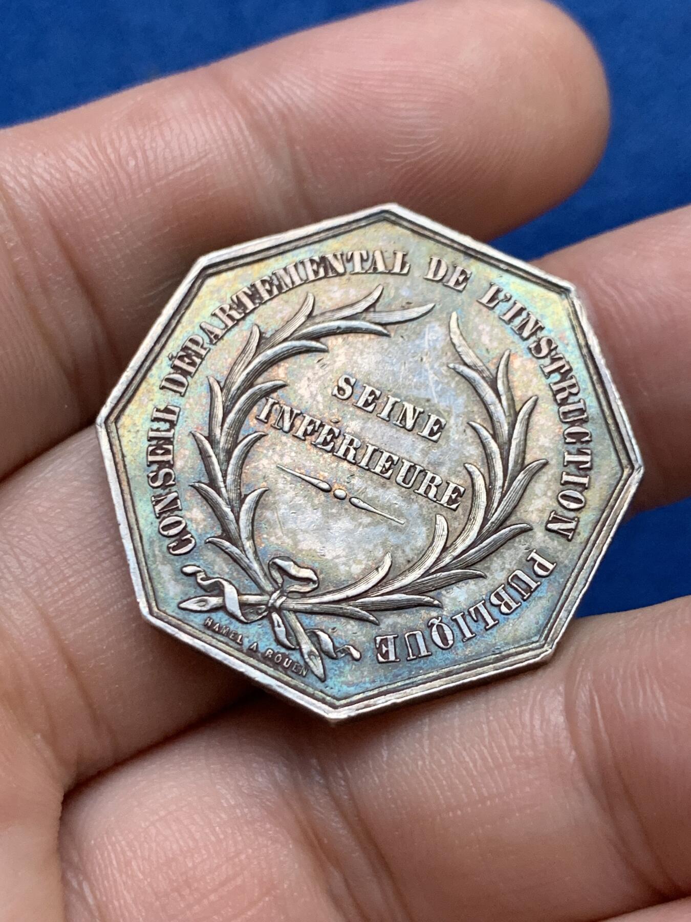 《竞宝斋》第397场 周日，周一，2场连拍 （全场包邮） 法国1855年公共教育部八角银代币 拿三头像 直径31mm 13.3g 手指铭