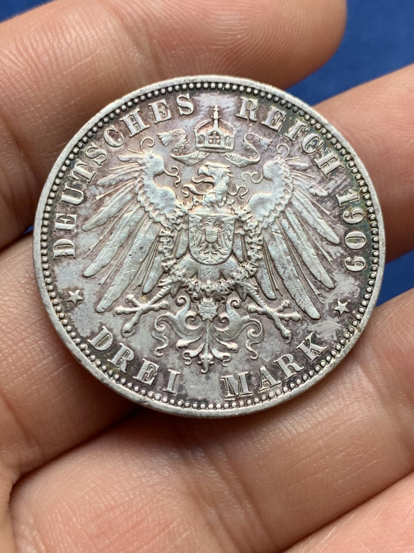 《竞宝斋》第396场 周日，周一，2场连拍 （全场包邮） 德国萨克森1909年奥古斯特3马克 带彩 德国币 鹰翅漂亮