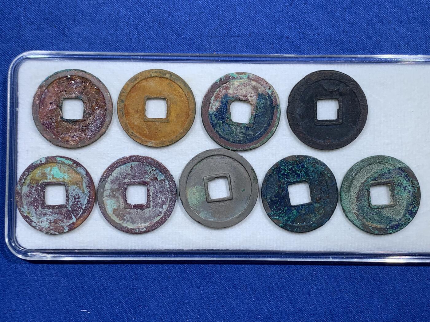 《竞宝斋》第396场 周日，周一，2场连拍 （全场包邮） 九枚一组 开元通宝调色盘，各种美锈结晶绣机油彩，包含早期短头元和中后期低头通，帯版别容弱，三寄郭（八级）等 细节见图 有缺肉