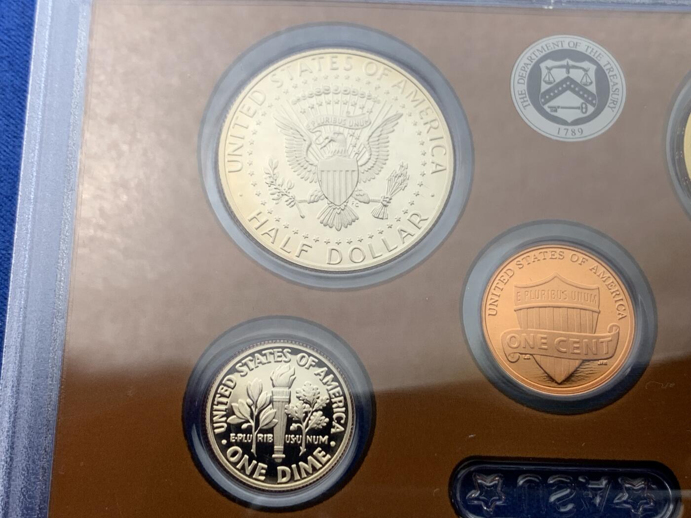 《竞宝斋》第397场 周日，周一，2场连拍 （全场包邮） 美国2011年精制套币，品相好，细节见图。